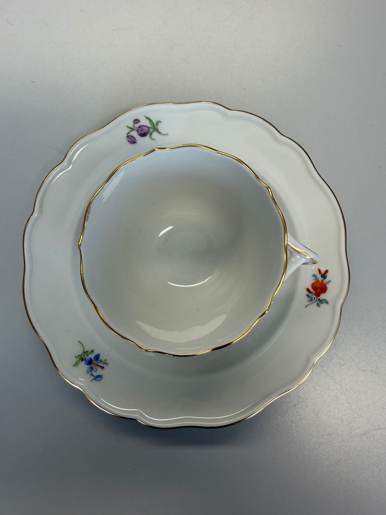 Meissen Kaffeetasse mit Untertasse Porzellan, gelbe Blume Blumendekor handbemalt mit Goldrand