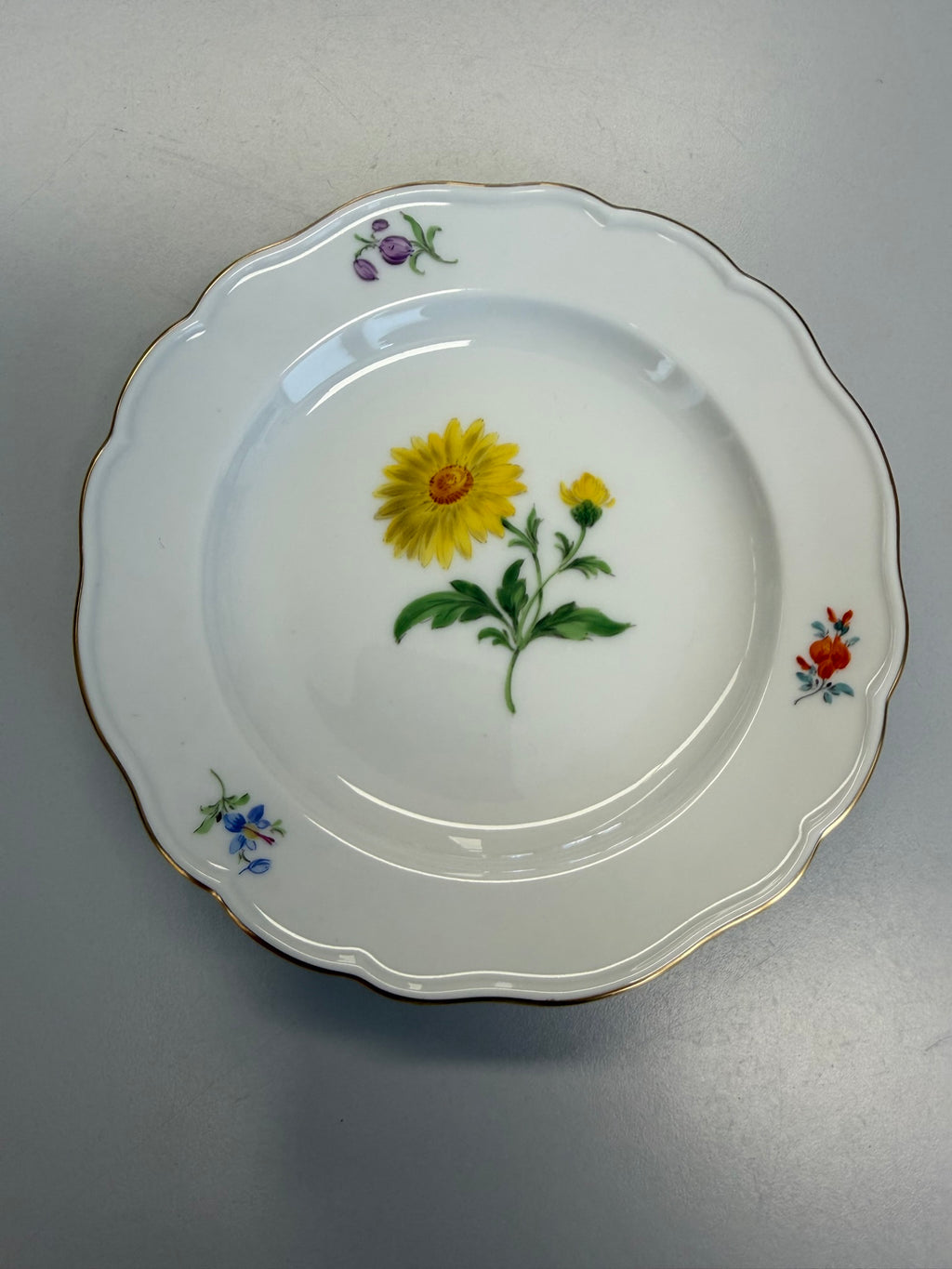 Meissen Kaffeetasse mit Untertasse Porzellan, gelbe Blume Blumendekor handbemalt mit Goldrand