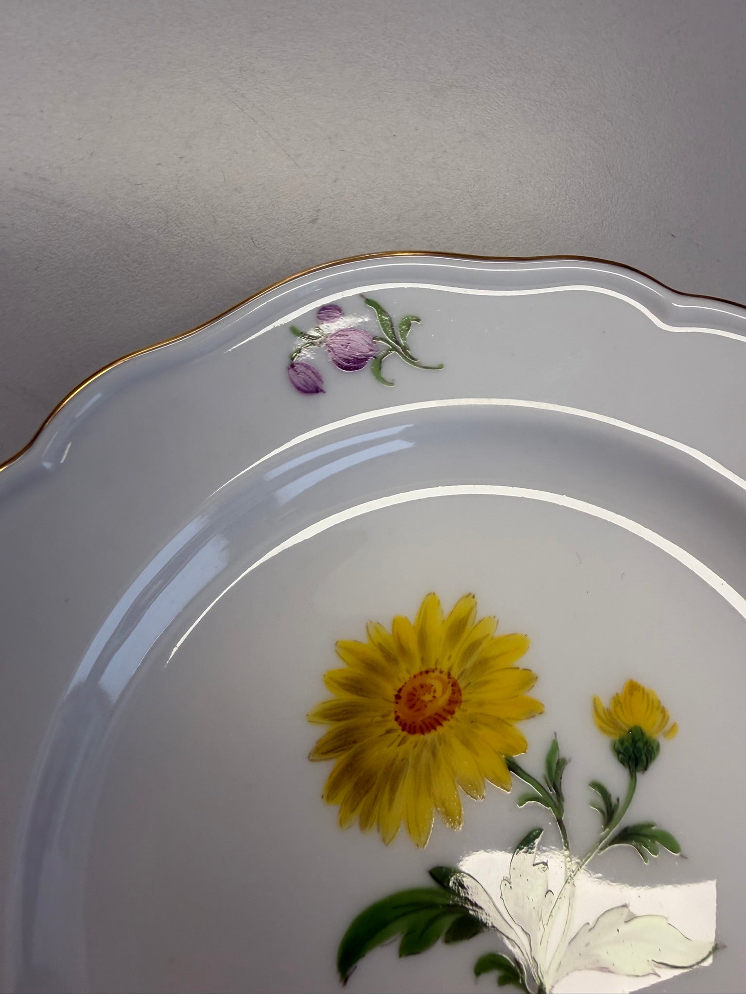 Meissen Kaffeetasse mit Untertasse Porzellan, gelbe Blume Blumendekor handbemalt mit Goldrand