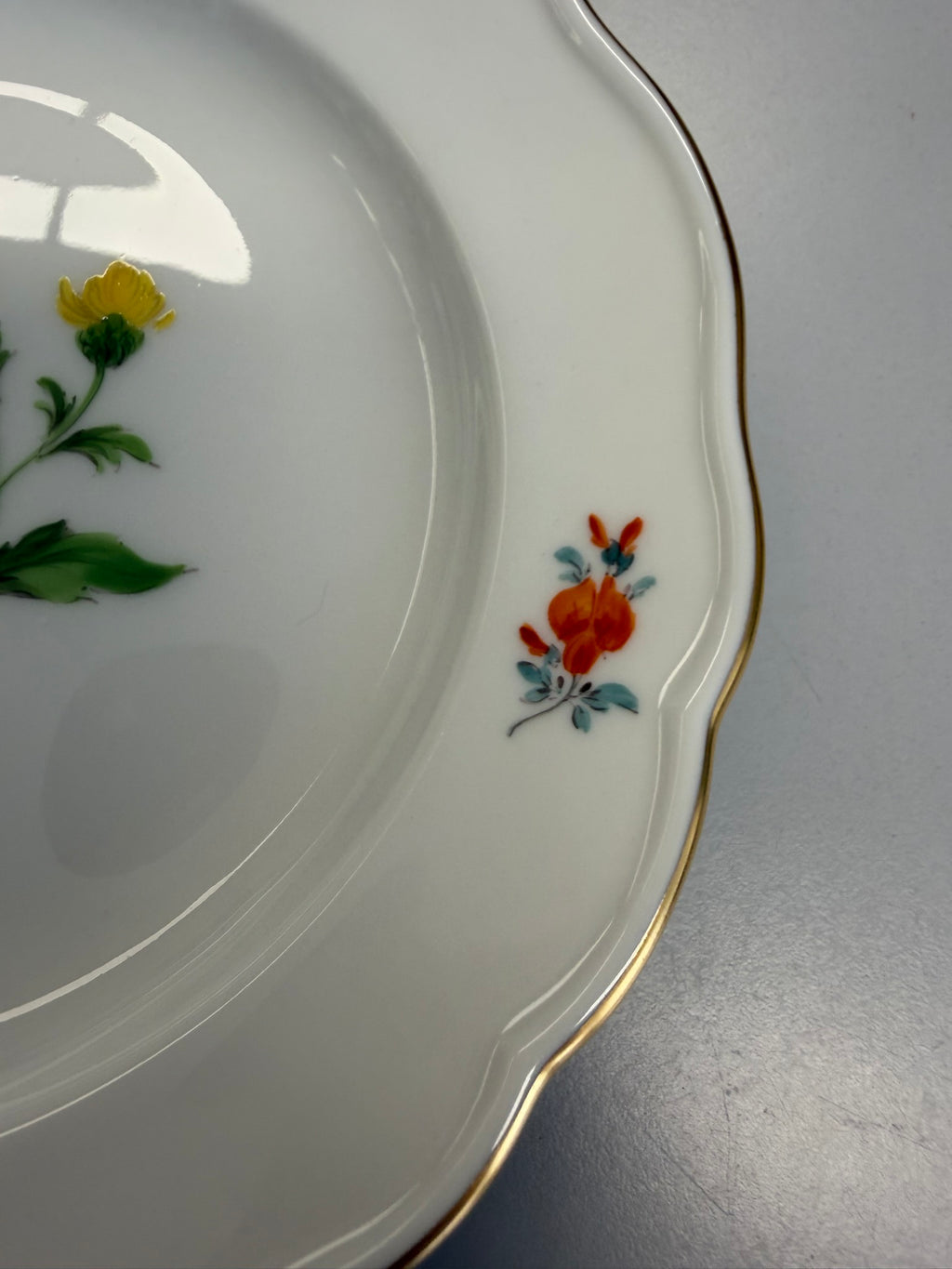 Meissen Kaffeetasse mit Untertasse Porzellan, gelbe Blume Blumendekor handbemalt mit Goldrand