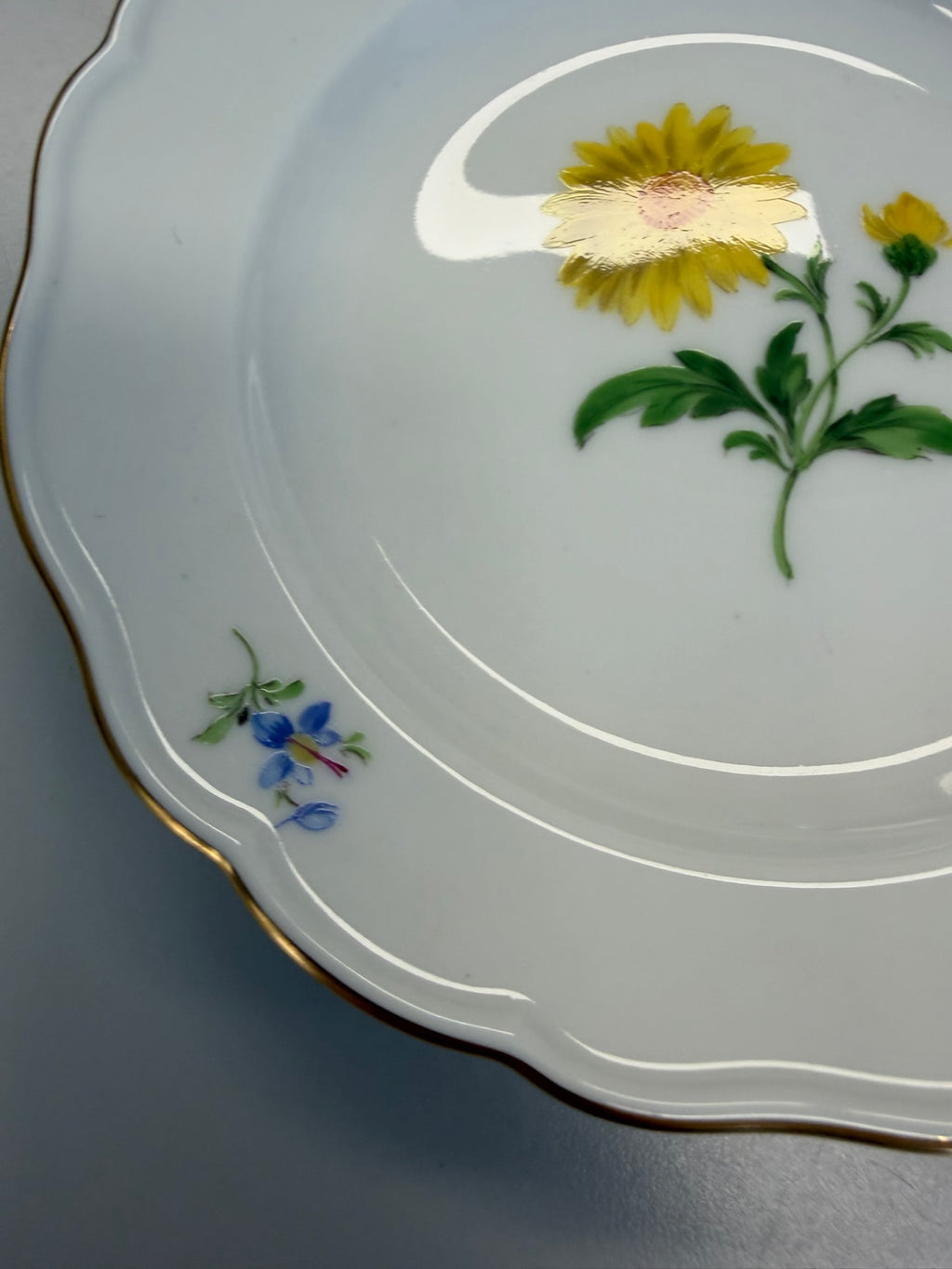 Meissen Kaffeetasse mit Untertasse Porzellan, gelbe Blume Blumendekor handbemalt mit Goldrand