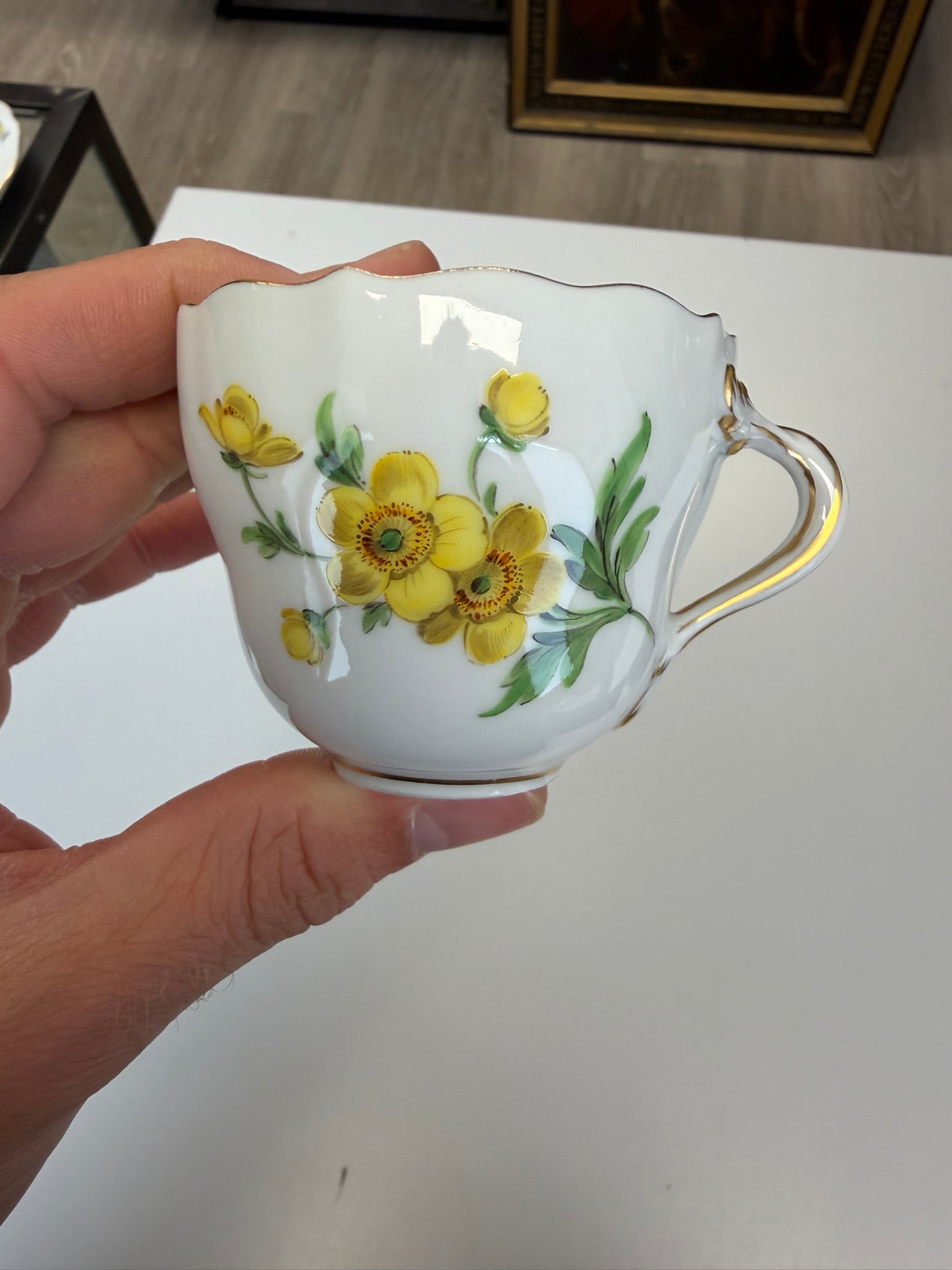 Meissen Kaffeetasse mit Untertasse Porzellan, gelbe Blume Blumendekor handbemalt mit Goldrand