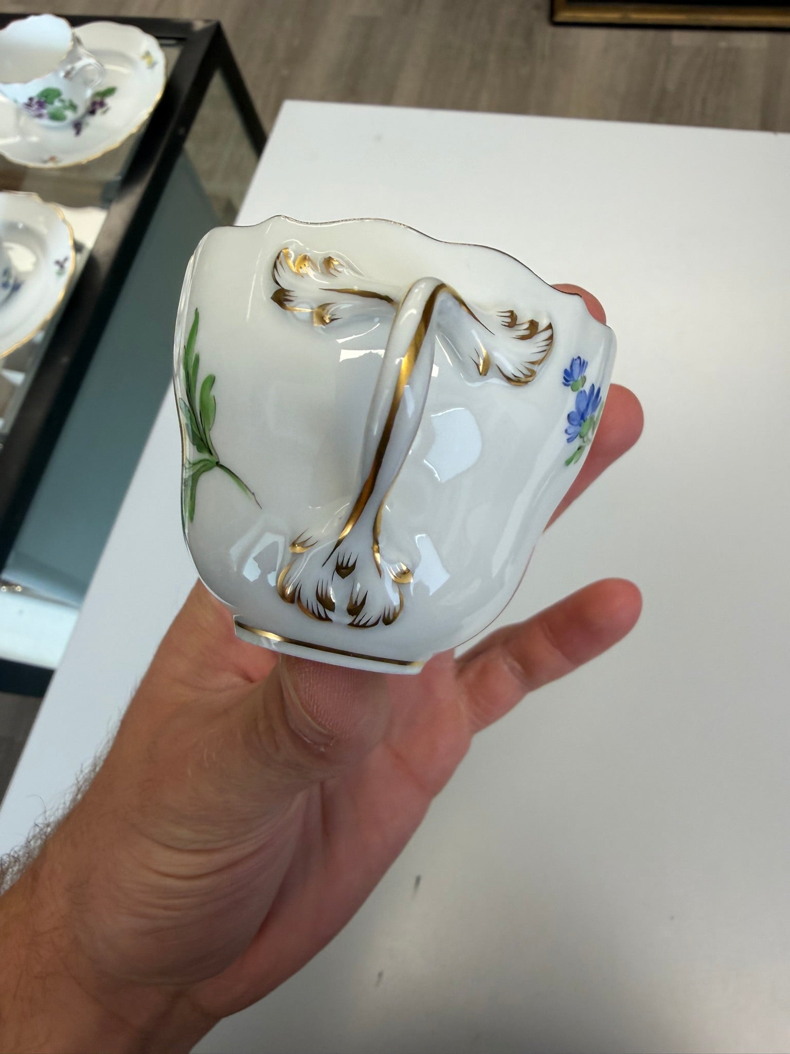 Meissen Kaffeetasse mit Untertasse Porzellan, gelbe Blume Blumendekor handbemalt mit Goldrand