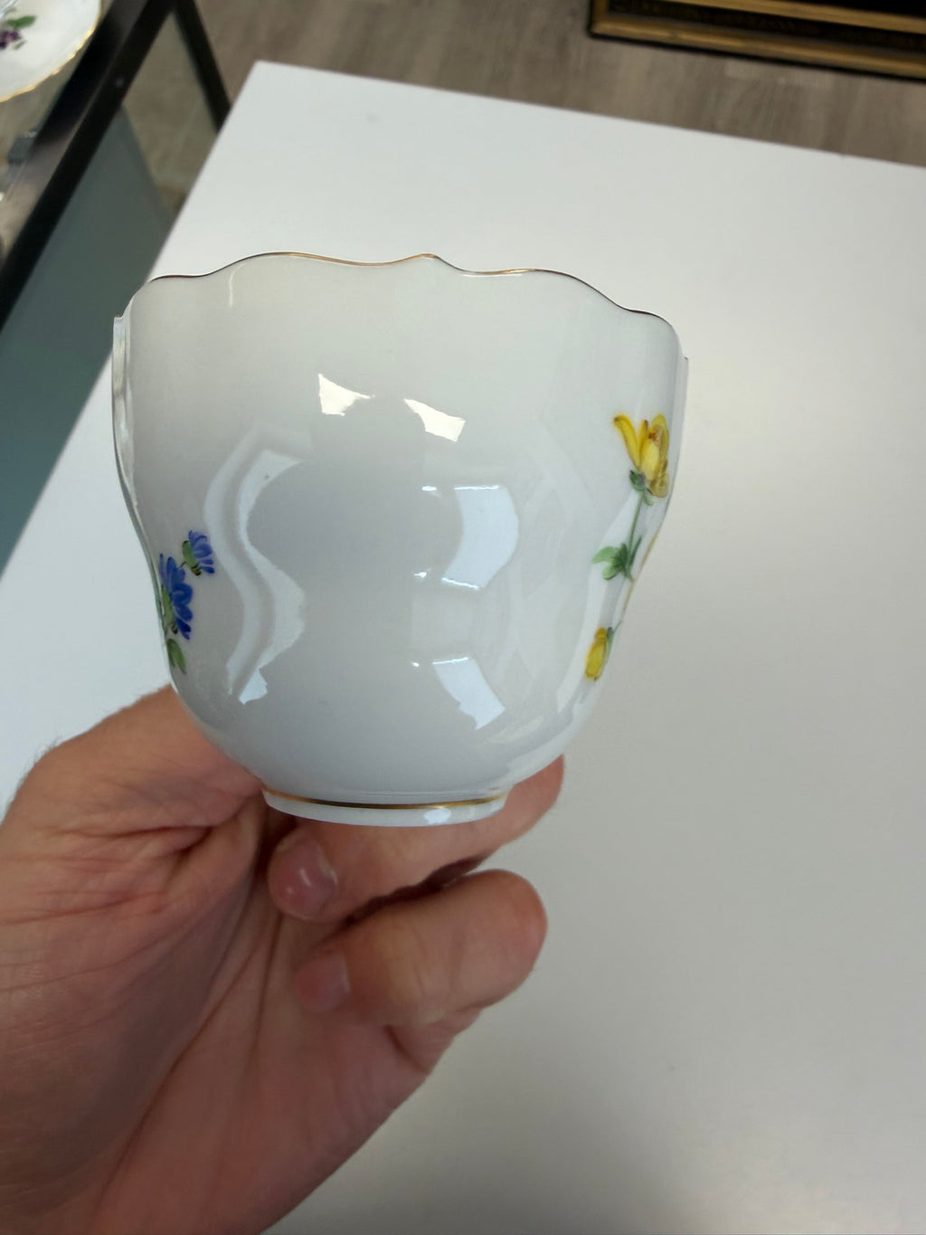 Meissen Kaffeetasse mit Untertasse Porzellan, gelbe Blume Blumendekor handbemalt mit Goldrand