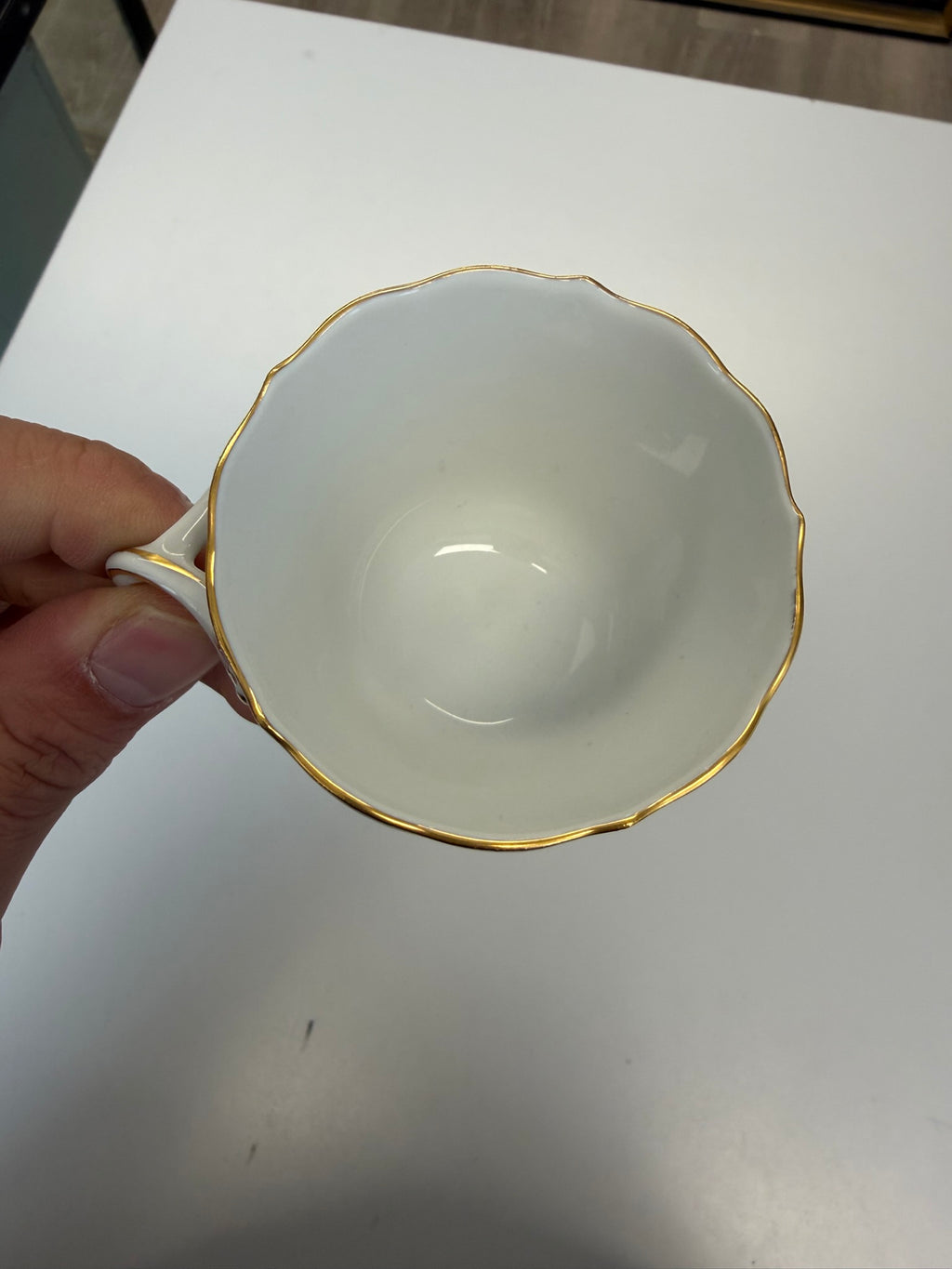 Meissen Kaffeetasse mit Untertasse Porzellan, gelbe Blume Blumendekor handbemalt mit Goldrand