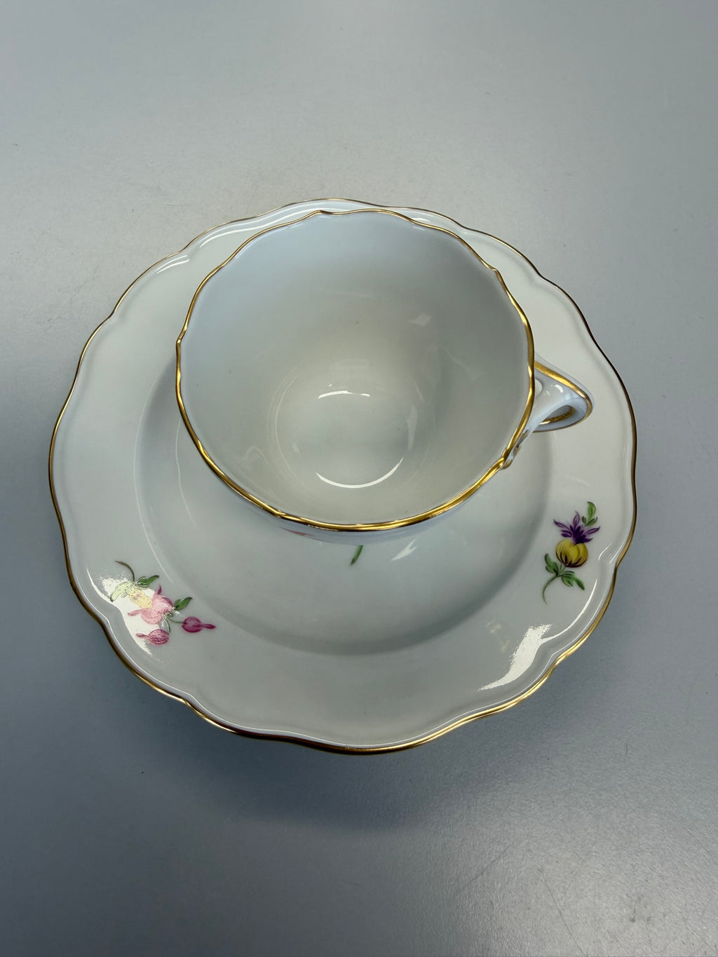 Meissen Kaffeetasse mit Untertasse Porzellan, buntes Blumenbukett (Lilie) handbemalt mit Goldrand