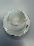 Meissen Kaffeetasse mit Untertasse Porzellan, buntes Blumenbukett (Lilie) handbemalt mit Goldrand