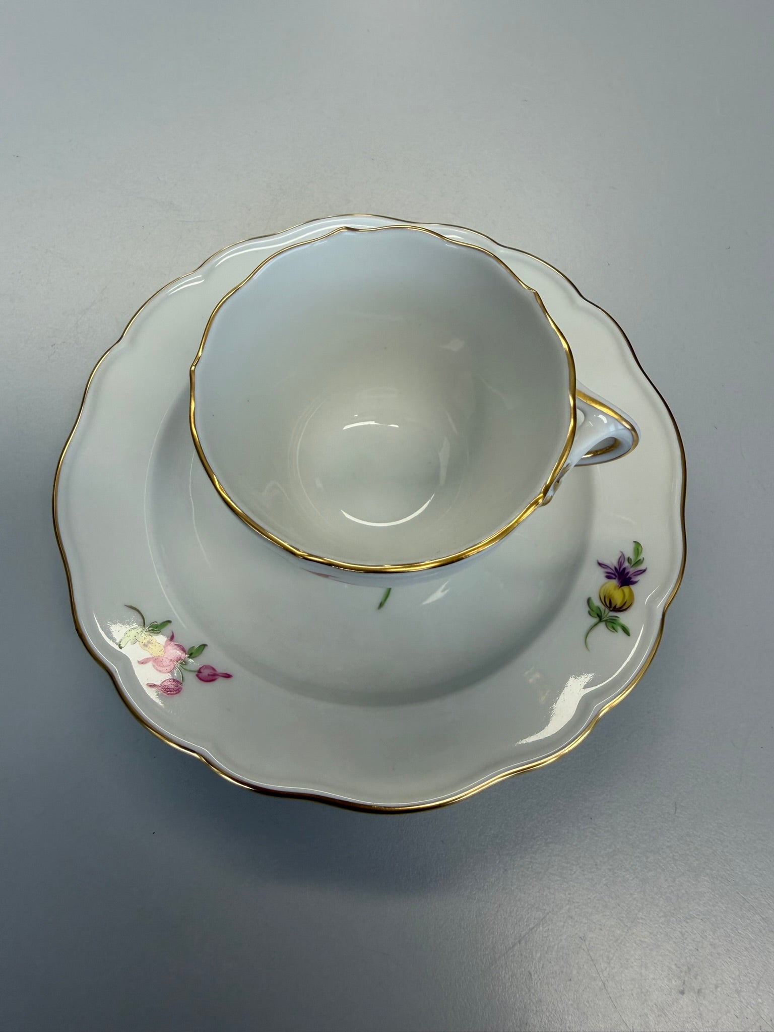 Meissen Kaffeetasse mit Untertasse Porzellan, buntes Blumenbukett (Lilie) handbemalt mit Goldrand