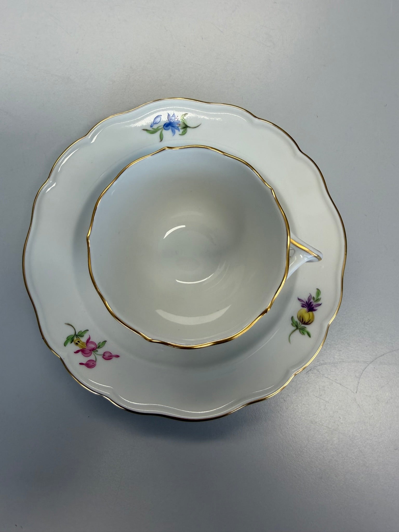 Meissen Kaffeetasse mit Untertasse Porzellan, buntes Blumenbukett (Lilie) handbemalt mit Goldrand