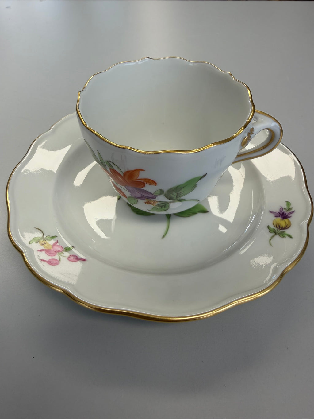 Meissen Kaffeetasse mit Untertasse Porzellan, buntes Blumenbukett (Lilie) handbemalt mit Goldrand