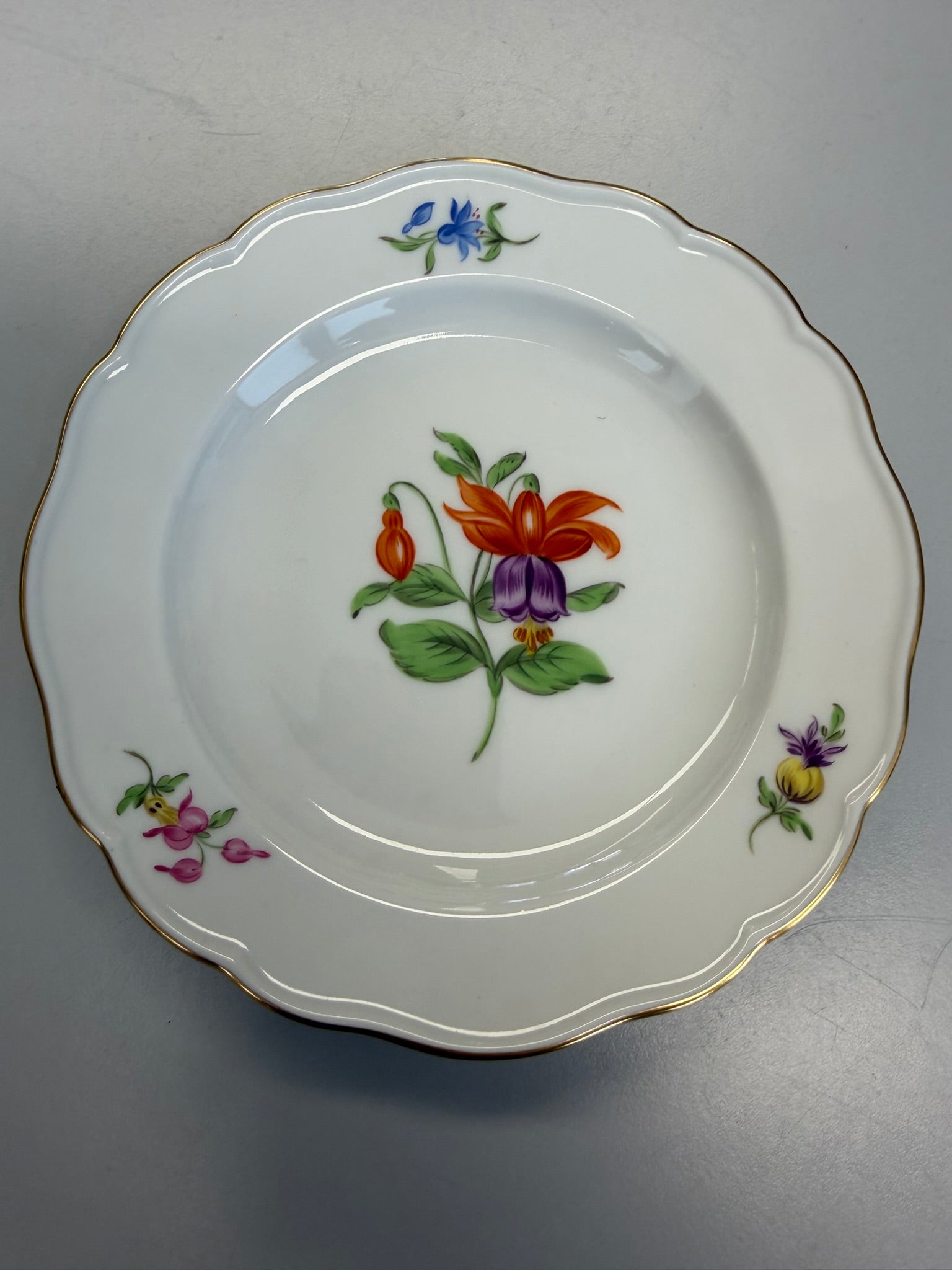 Meissen Kaffeetasse mit Untertasse Porzellan, buntes Blumenbukett (Lilie) handbemalt mit Goldrand