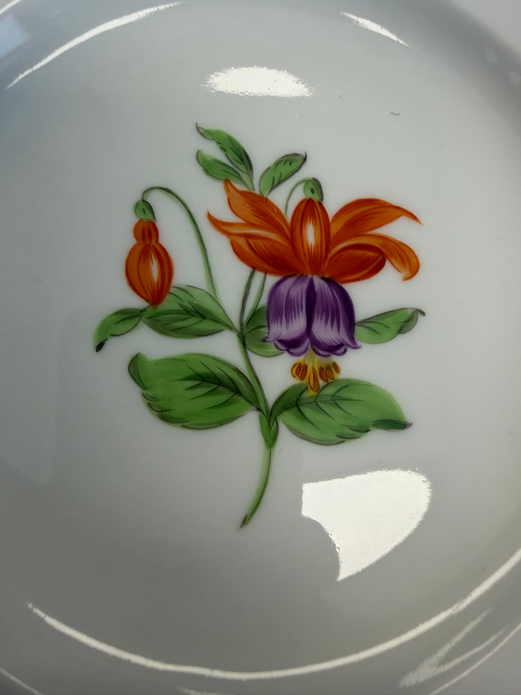 Meissen Kaffeetasse mit Untertasse Porzellan, buntes Blumenbukett (Lilie) handbemalt mit Goldrand