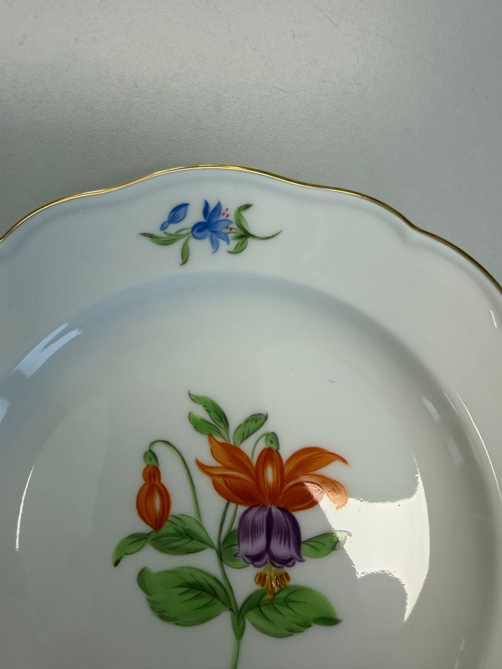 Meissen Kaffeetasse mit Untertasse Porzellan, buntes Blumenbukett (Lilie) handbemalt mit Goldrand