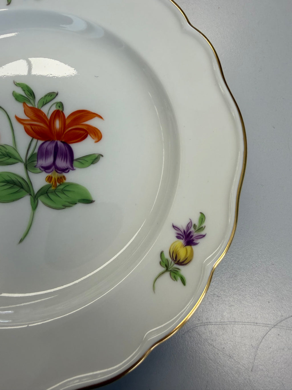 Meissen Kaffeetasse mit Untertasse Porzellan, buntes Blumenbukett (Lilie) handbemalt mit Goldrand