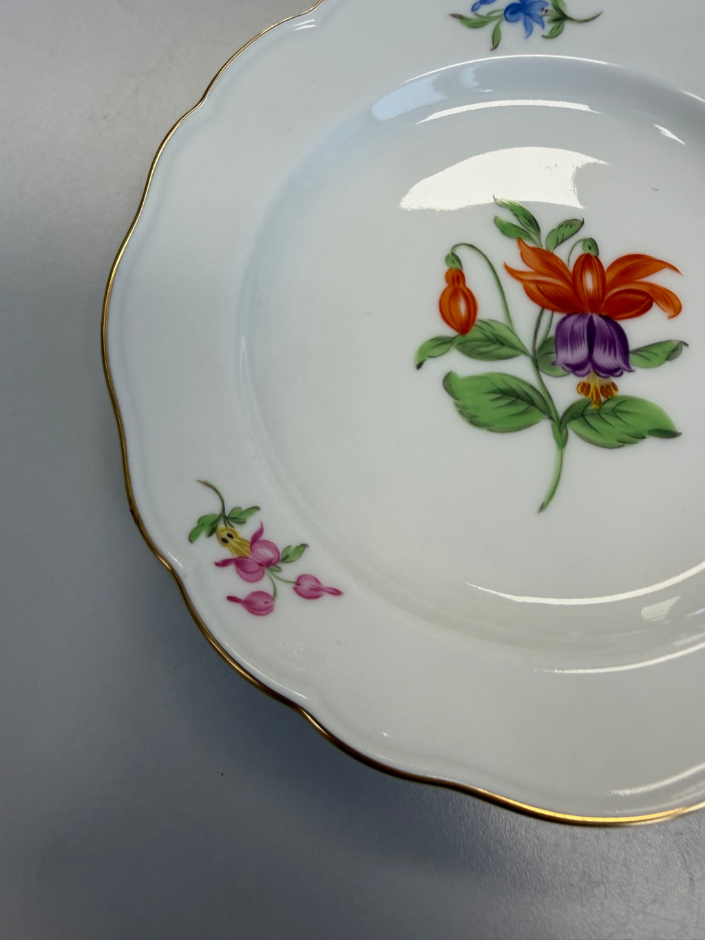 Meissen Kaffeetasse mit Untertasse Porzellan, buntes Blumenbukett (Lilie) handbemalt mit Goldrand