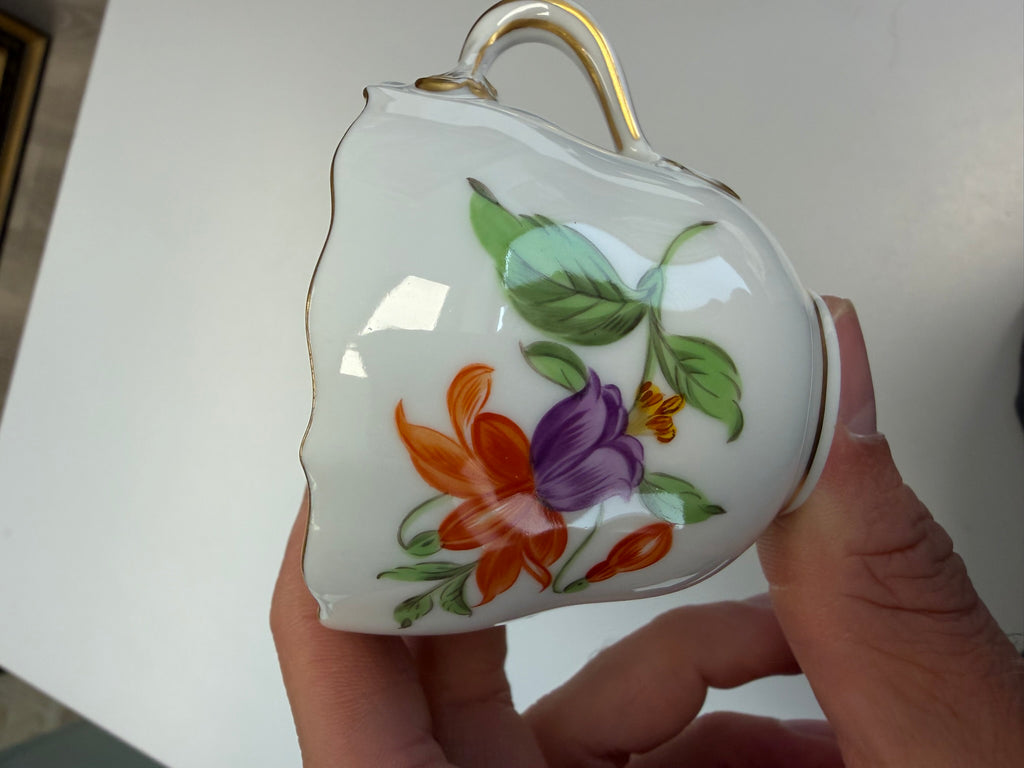 Meissen Kaffeetasse mit Untertasse Porzellan, buntes Blumenbukett (Lilie) handbemalt mit Goldrand