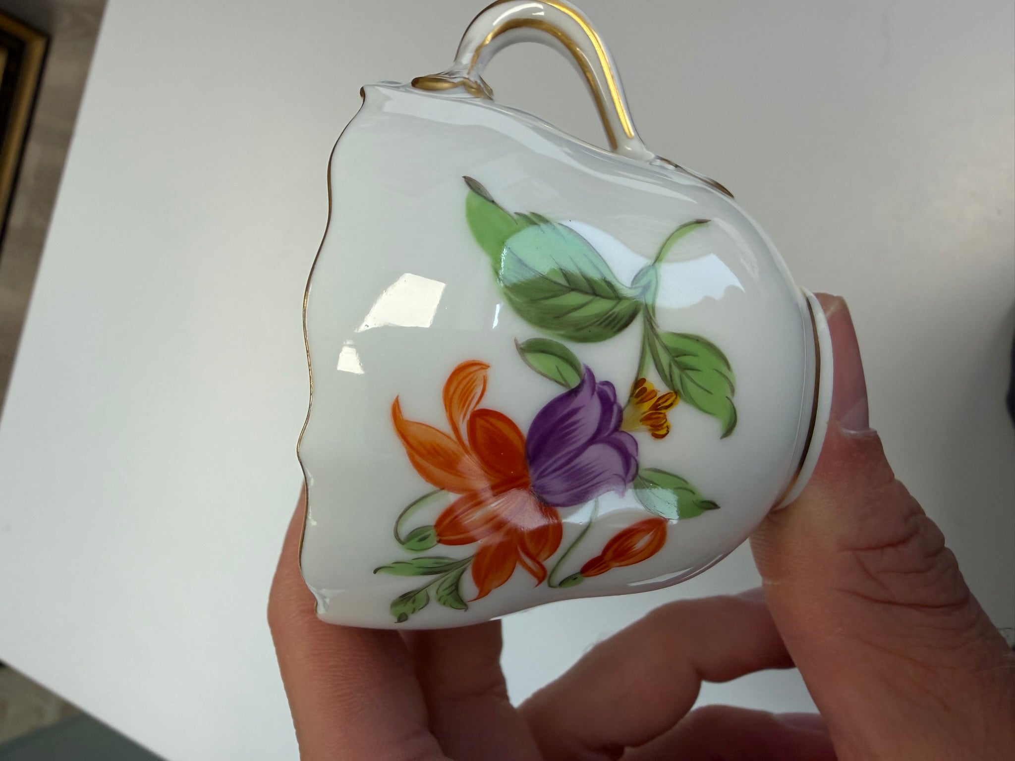 Meissen Kaffeetasse mit Untertasse Porzellan, buntes Blumenbukett (Lilie) handbemalt mit Goldrand