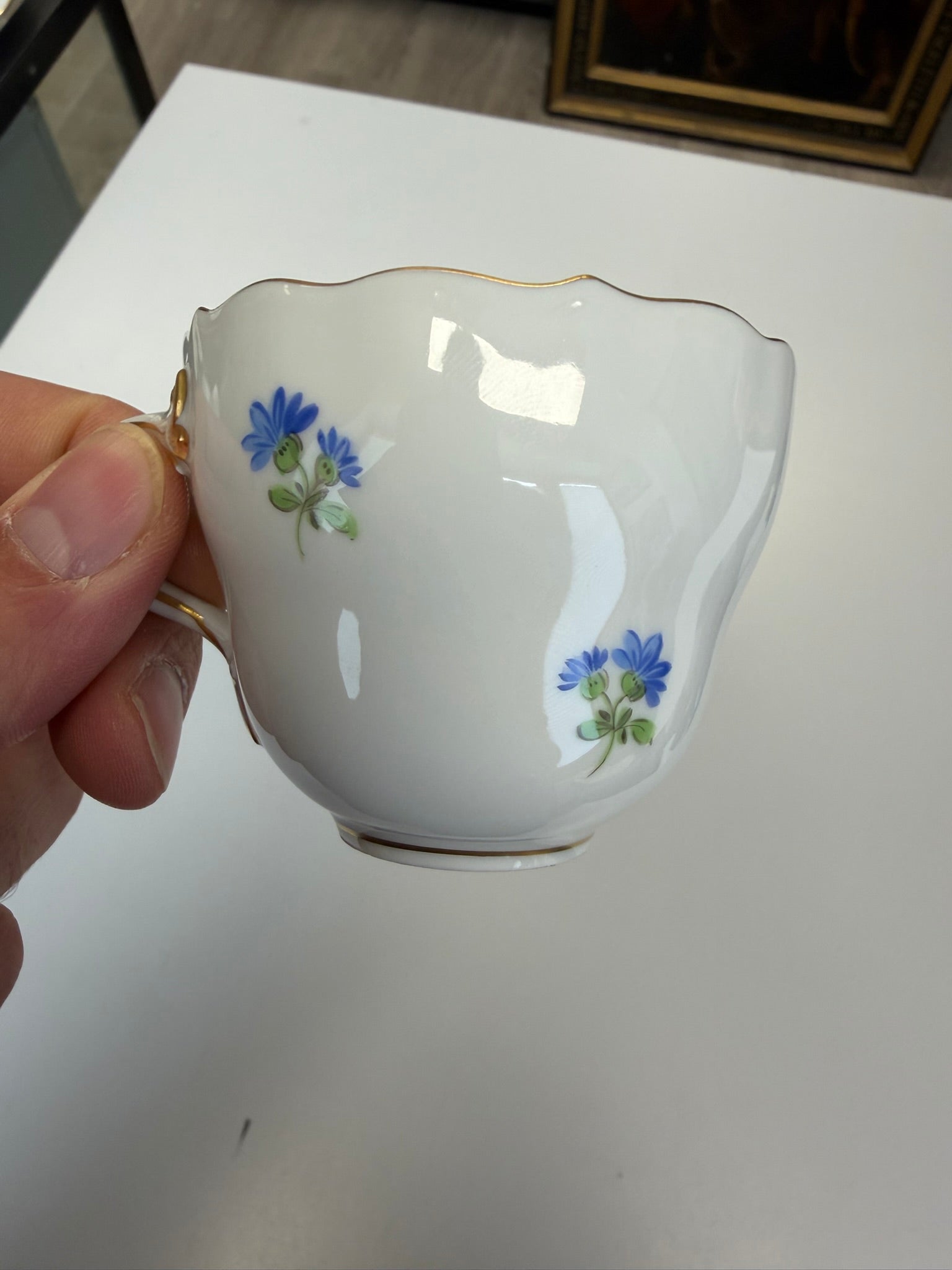 Meissen Kaffeetasse mit Untertasse Porzellan, buntes Blumenbukett (Lilie) handbemalt mit Goldrand