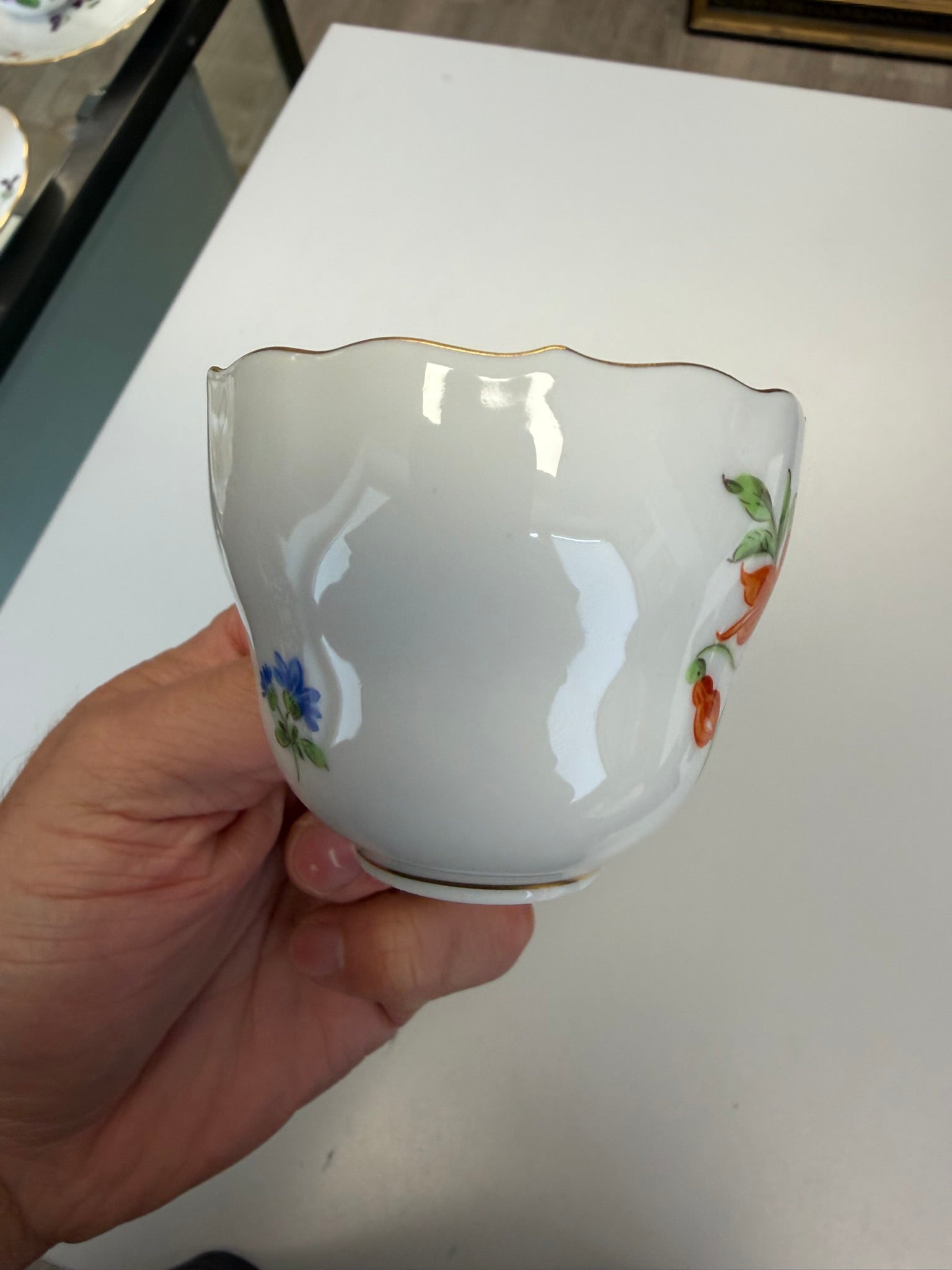 Meissen Kaffeetasse mit Untertasse Porzellan, buntes Blumenbukett (Lilie) handbemalt mit Goldrand