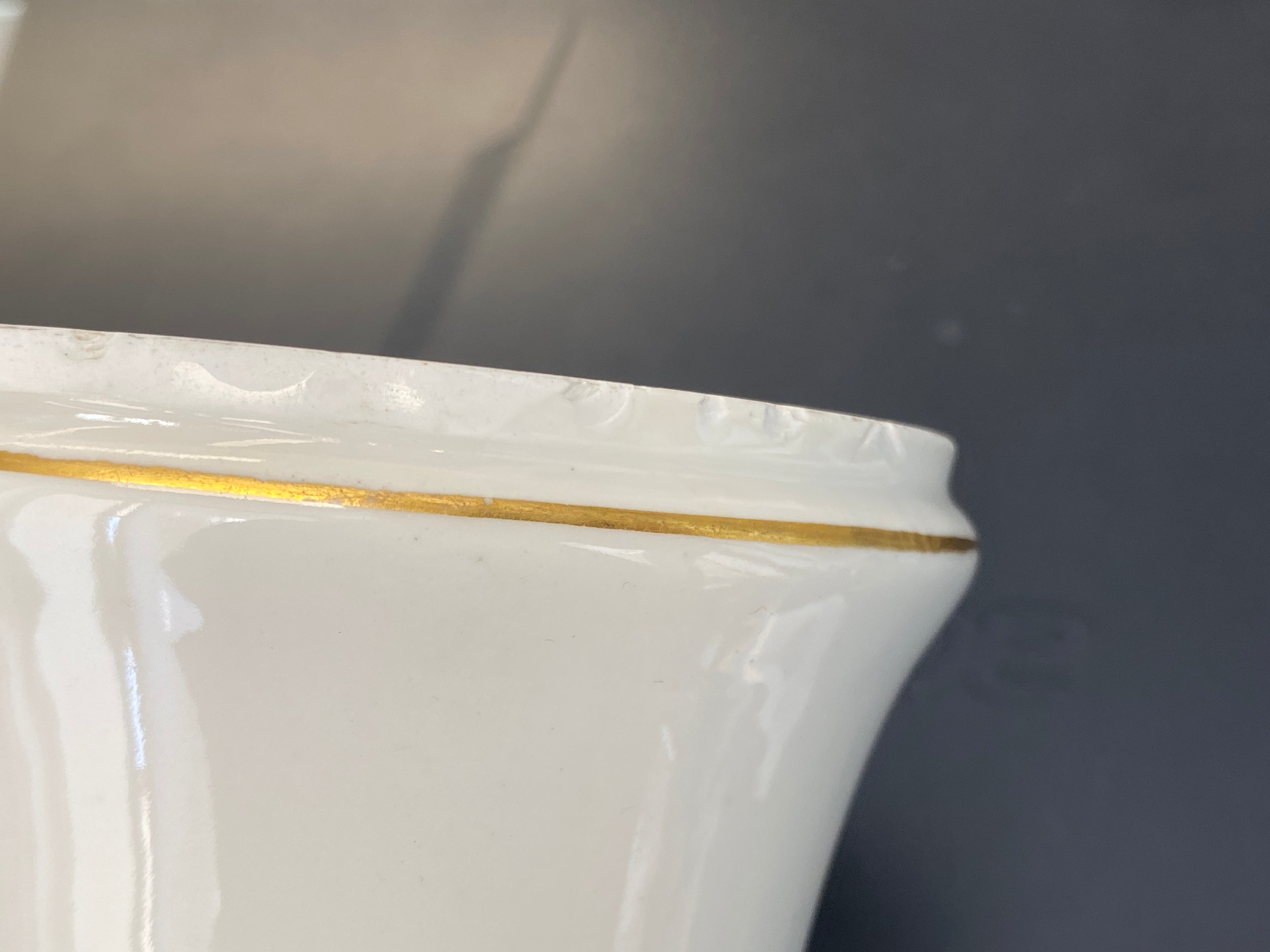 Meissen Vase Trichtervase Porzellan, korallenrotes Blumendekor (Indische Malerei) mit Goldstaffage & Goldrand, handbemalt, Höhe 24,5 cm
