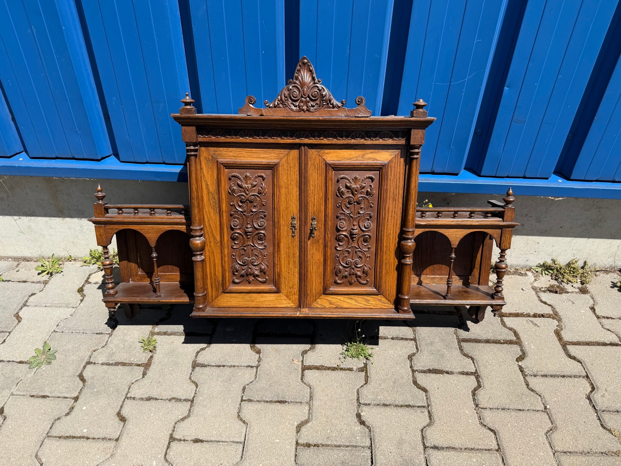 Hängeschrank Gründerzeit um 1890, massive Eiche mit Schnitzerei und Etageren