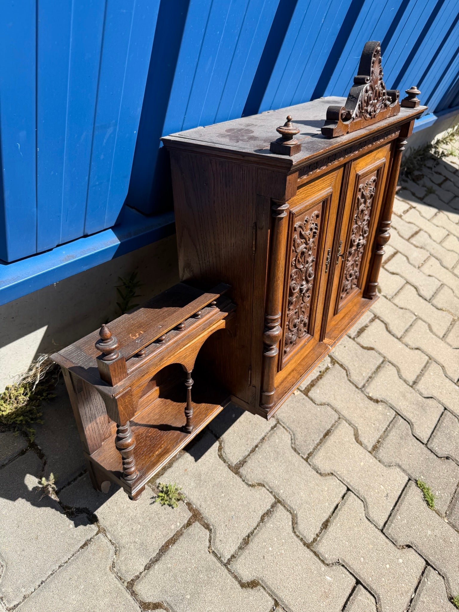 Hängeschrank Gründerzeit um 1890, massive Eiche mit Schnitzerei und Etageren