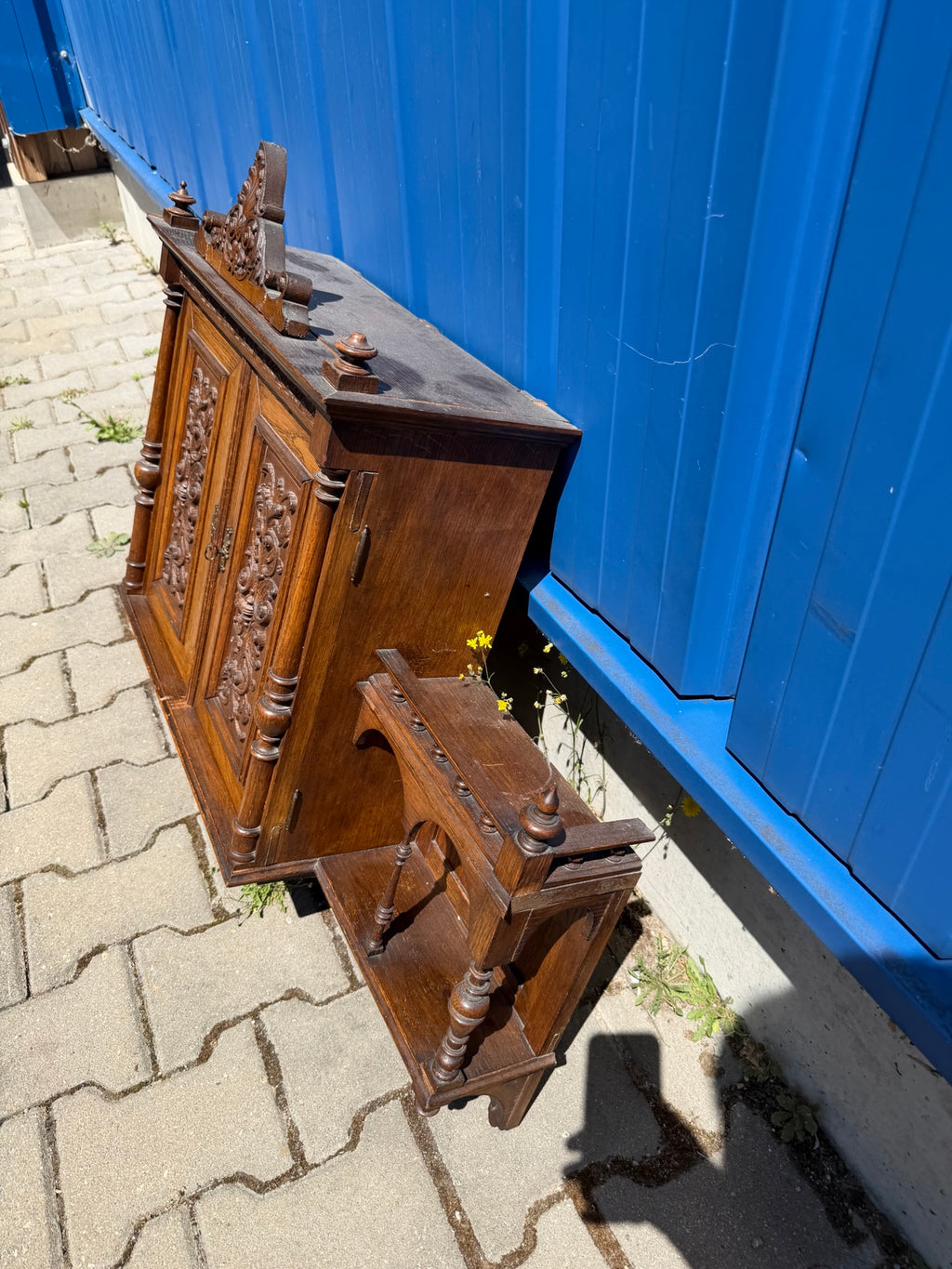 Hängeschrank Gründerzeit um 1890, massive Eiche mit Schnitzerei und Etageren