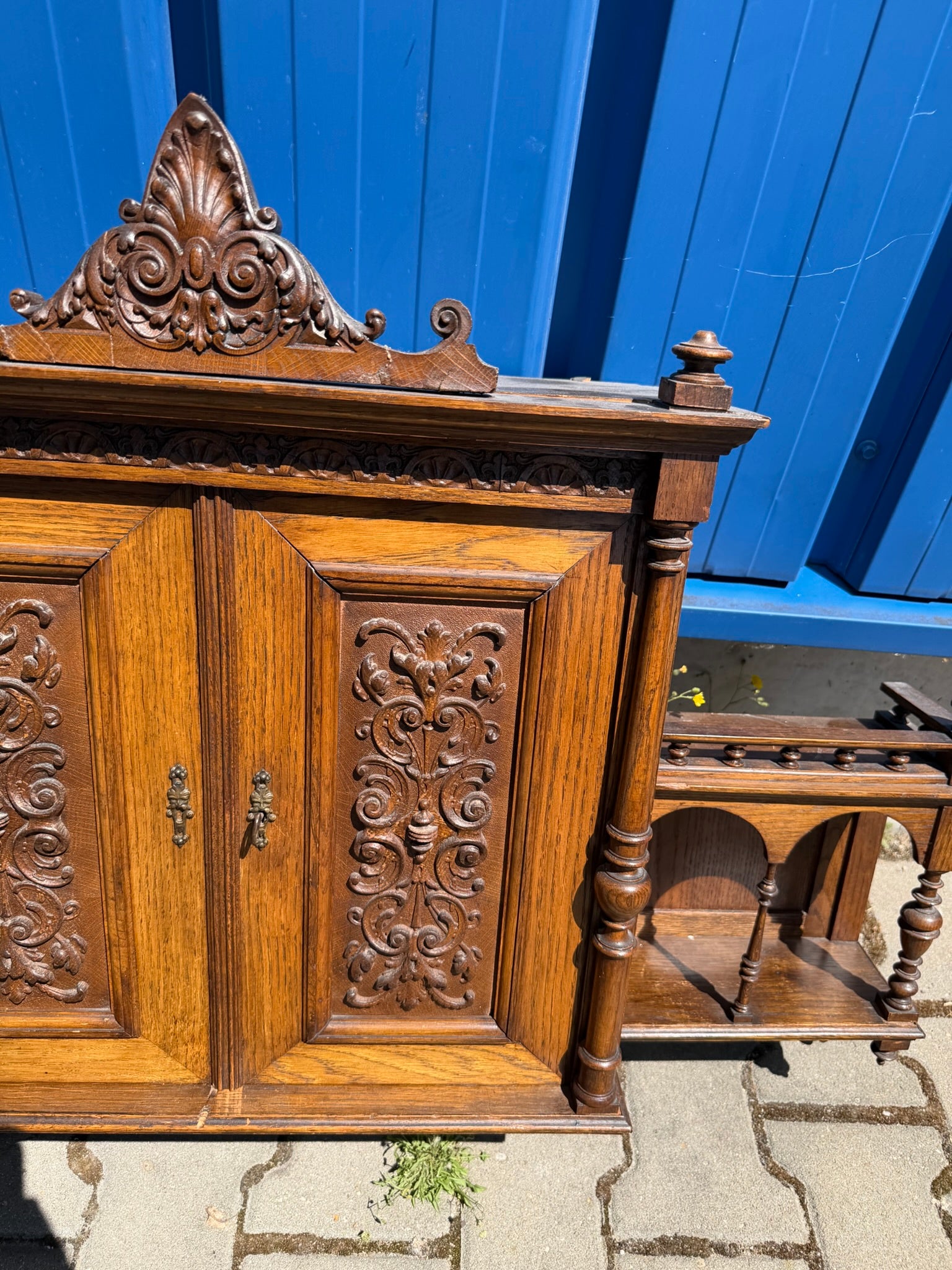 Hängeschrank Gründerzeit um 1890, massive Eiche mit Schnitzerei und Etageren
