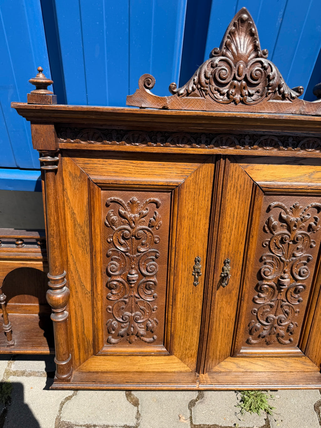 Hängeschrank Gründerzeit um 1890, massive Eiche mit Schnitzerei und Etageren