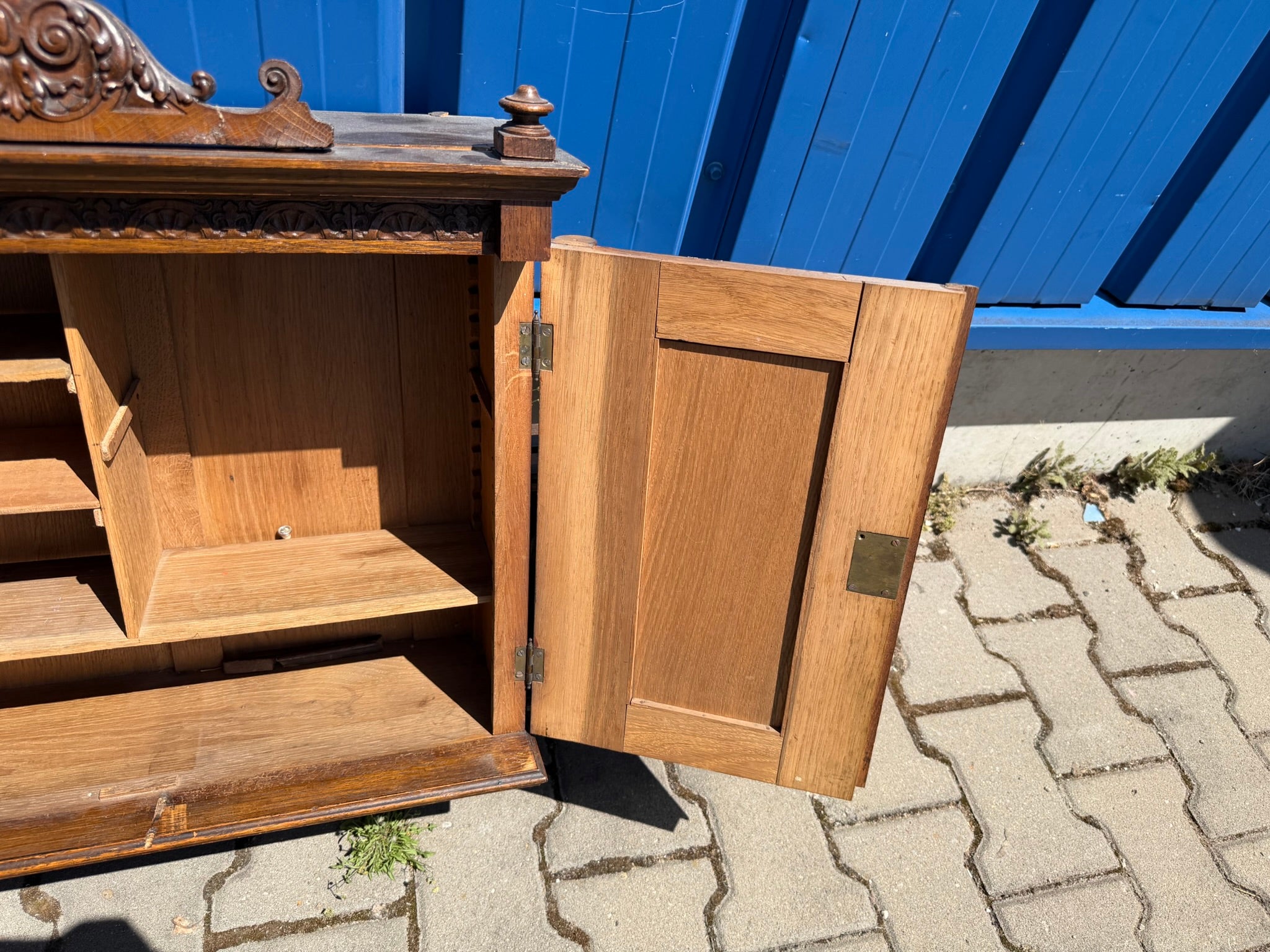 Hängeschrank Gründerzeit um 1890, massive Eiche mit Schnitzerei und Etageren