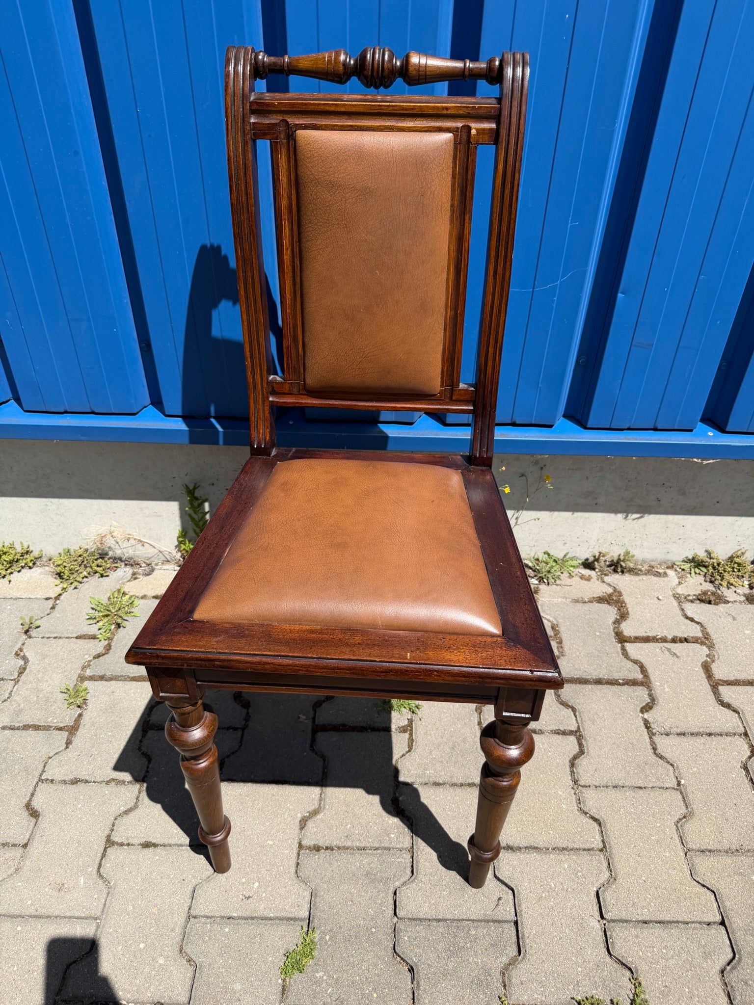 Stuhl Gründerzeit um 1900, Massivholz mit Lederpolster, gedrechselte Beine