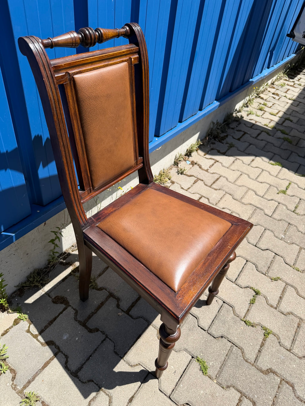 Stuhl Gründerzeit um 1900, Massivholz mit Lederpolster, gedrechselte Beine