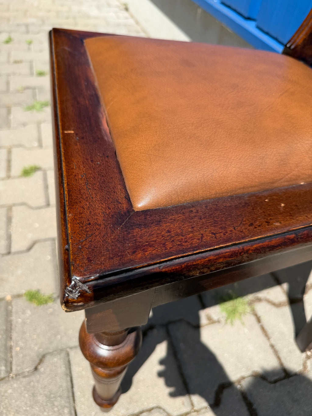 Stuhl Gründerzeit um 1900, Massivholz mit Lederpolster, gedrechselte Beine