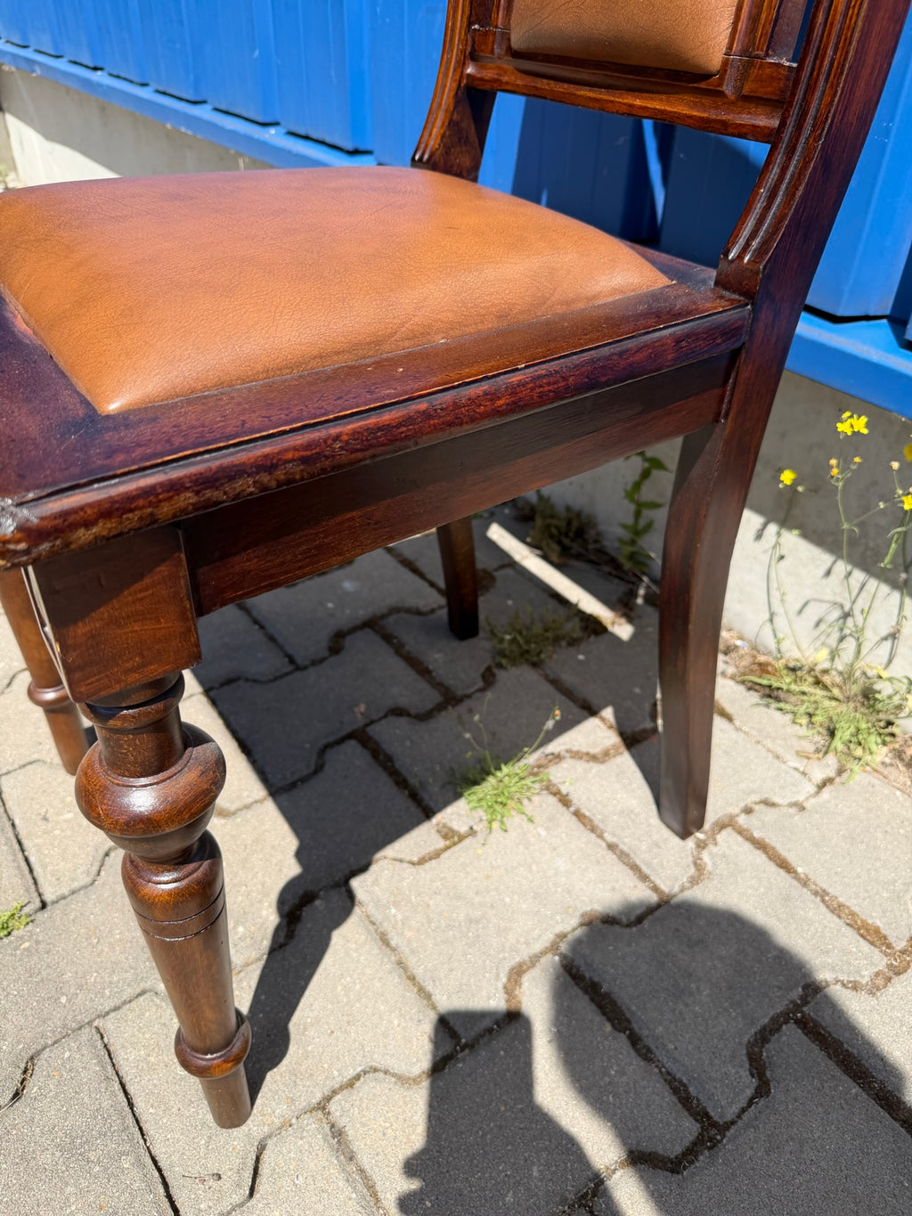 Stuhl Gründerzeit um 1900, Massivholz mit Lederpolster, gedrechselte Beine