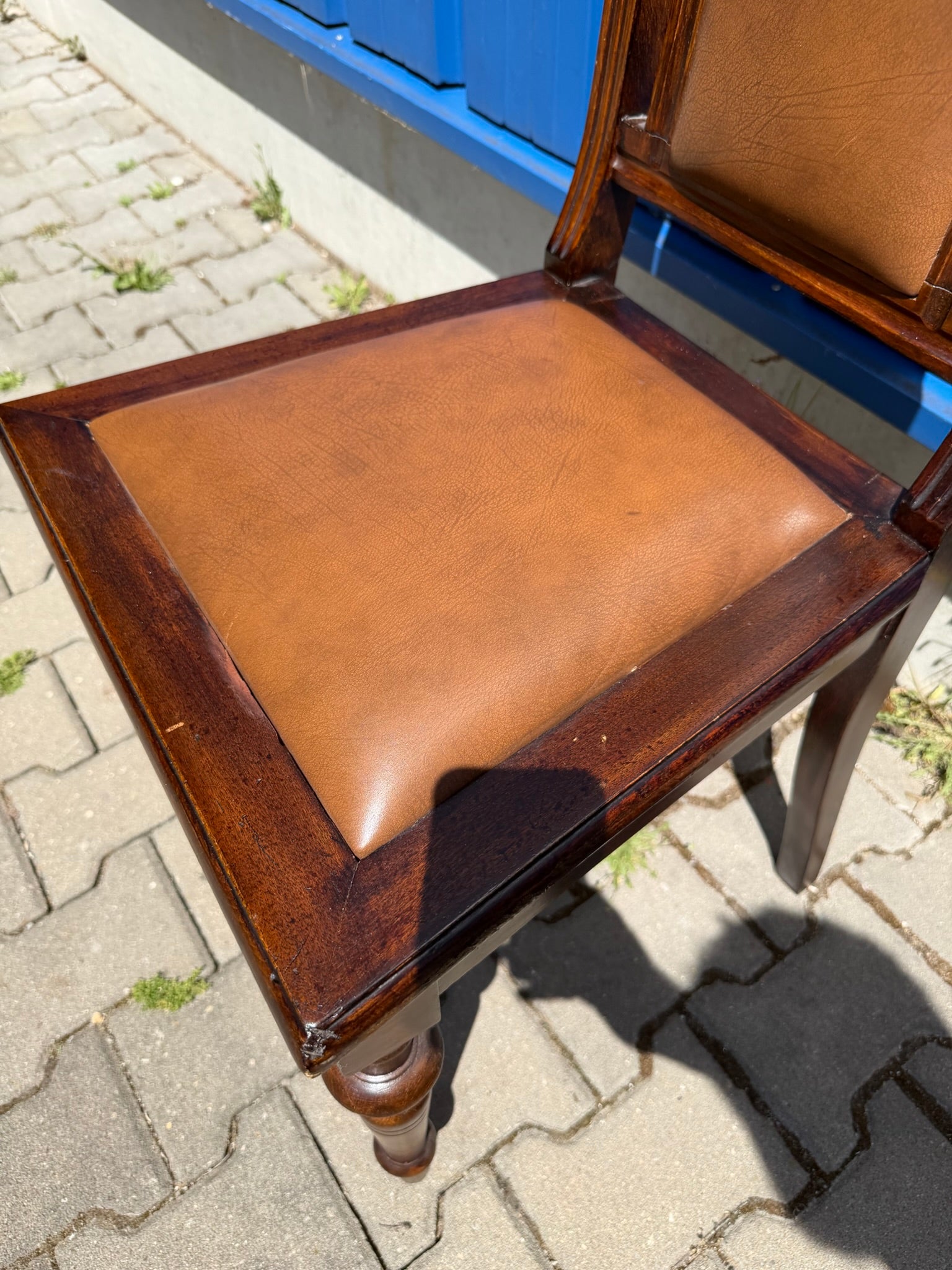 Stuhl Gründerzeit um 1900, Massivholz mit Lederpolster, gedrechselte Beine