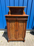 Vertiko Gründerzeit um 1890, Nussbaum und Wurzelnuss furniert, mit Etagere