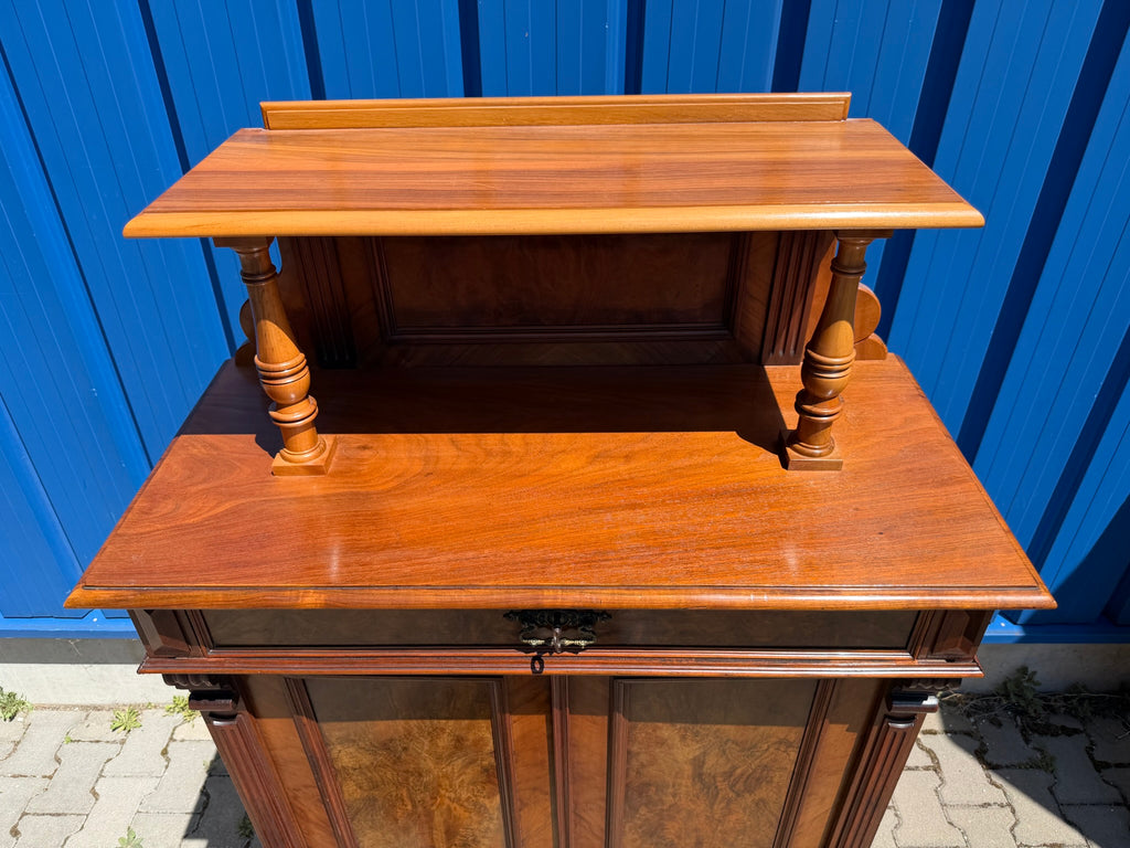 Vertiko Gründerzeit um 1890, Nussbaum und Wurzelnuss furniert, mit Etagere