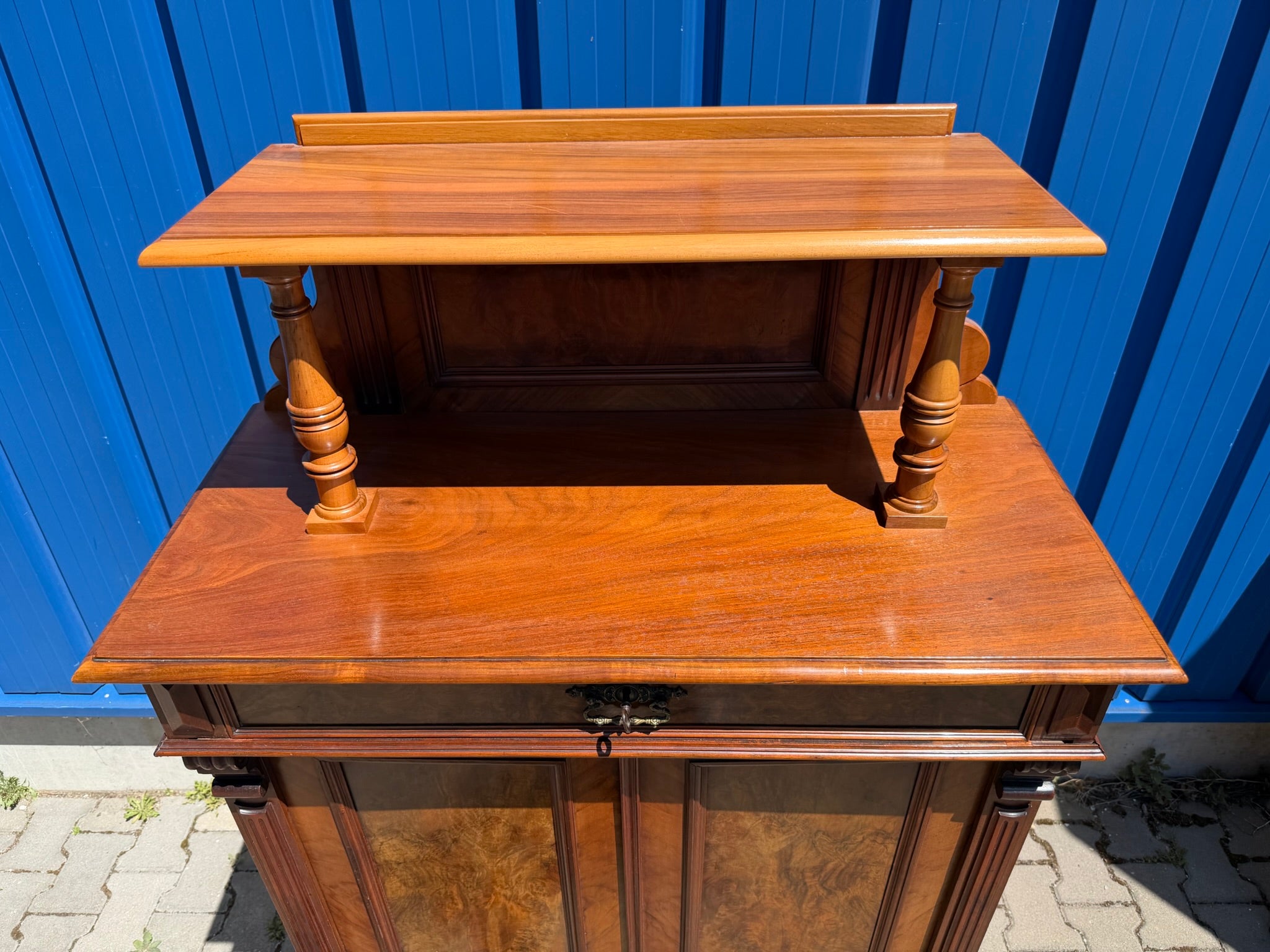 Vertiko Gründerzeit um 1890, Nussbaum und Wurzelnuss furniert, mit Etagere