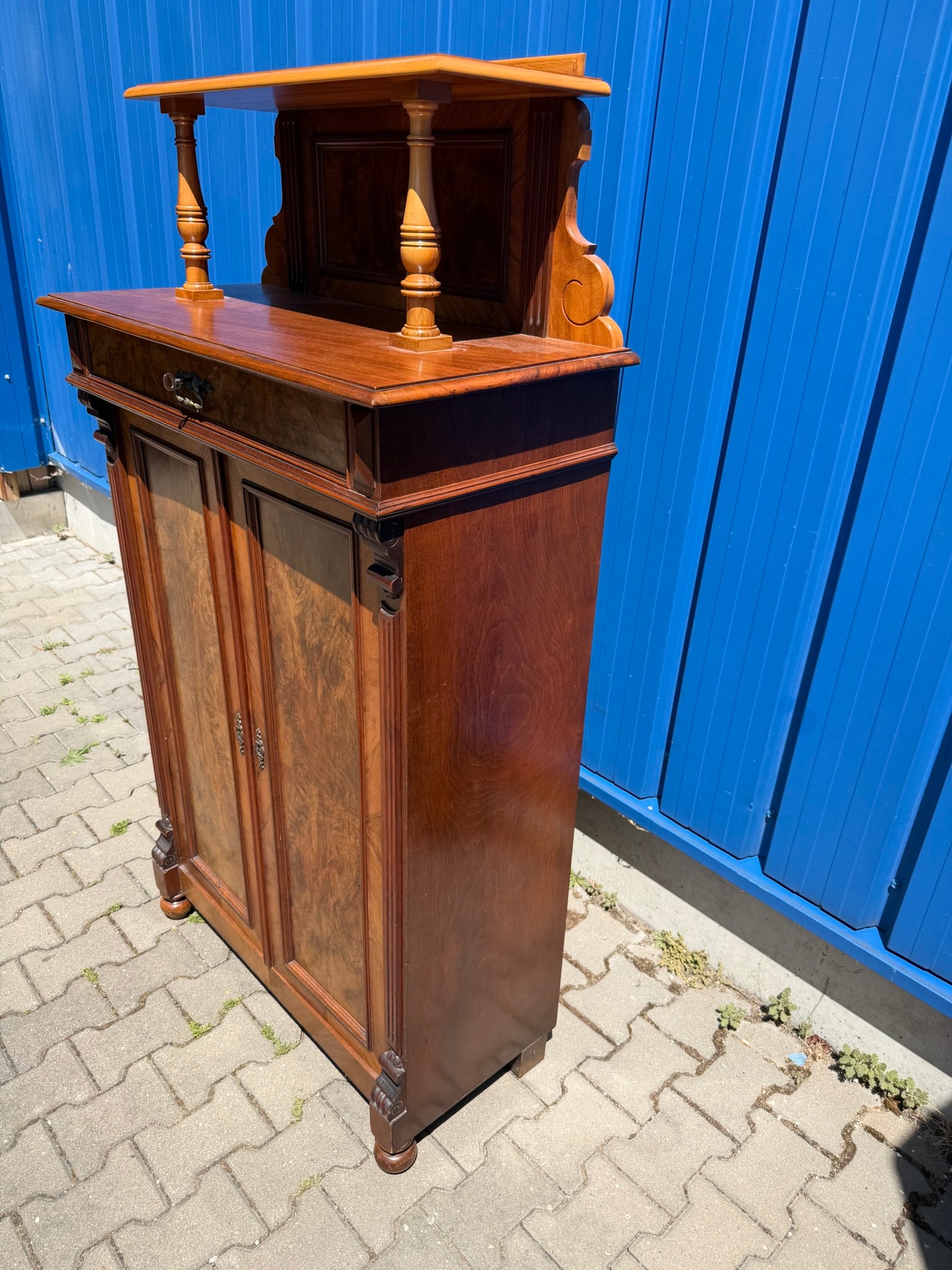 Vertiko Gründerzeit um 1890, Nussbaum und Wurzelnuss furniert, mit Etagere