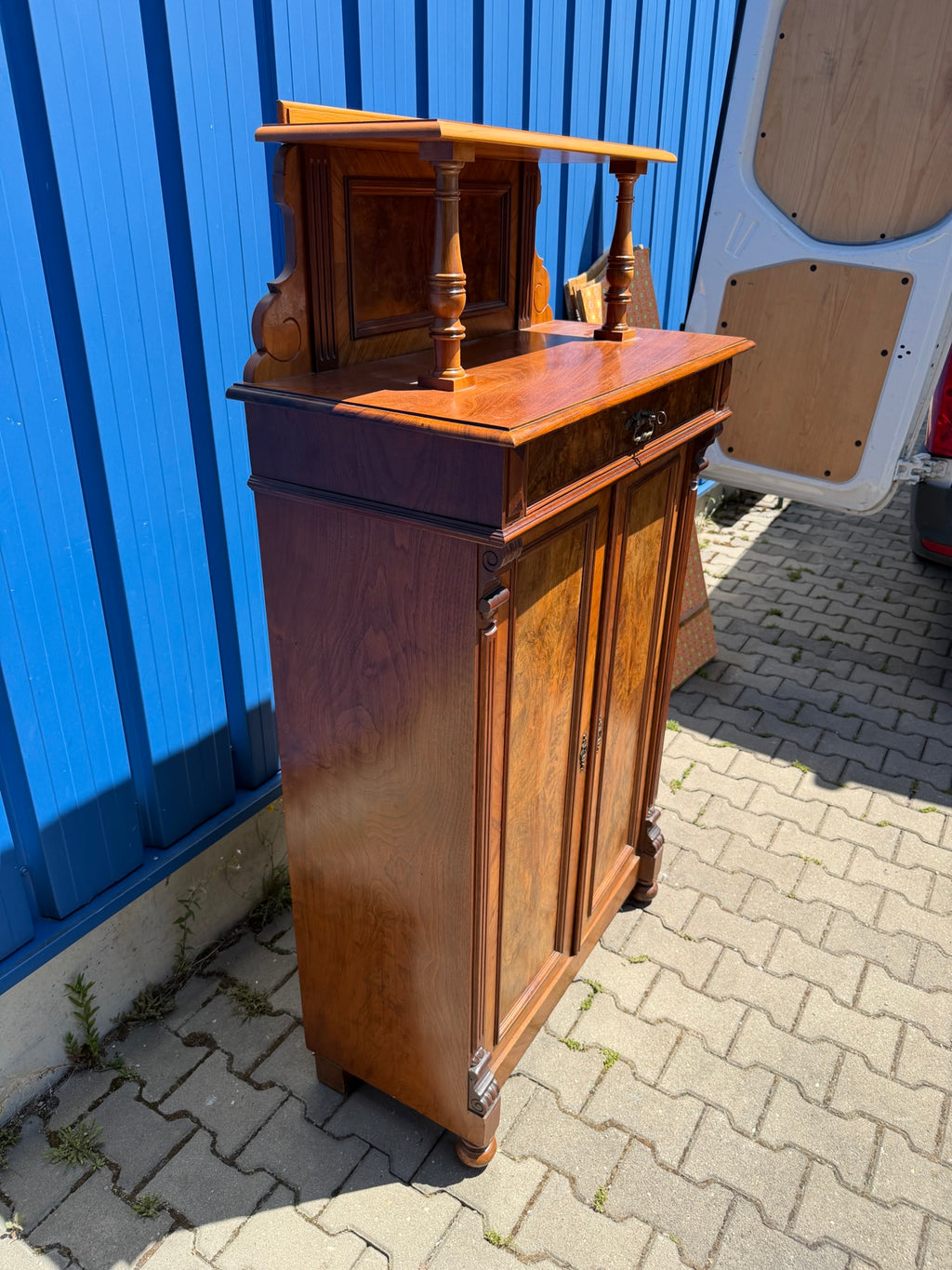 Vertiko Gründerzeit um 1890, Nussbaum und Wurzelnuss furniert, mit Etagere
