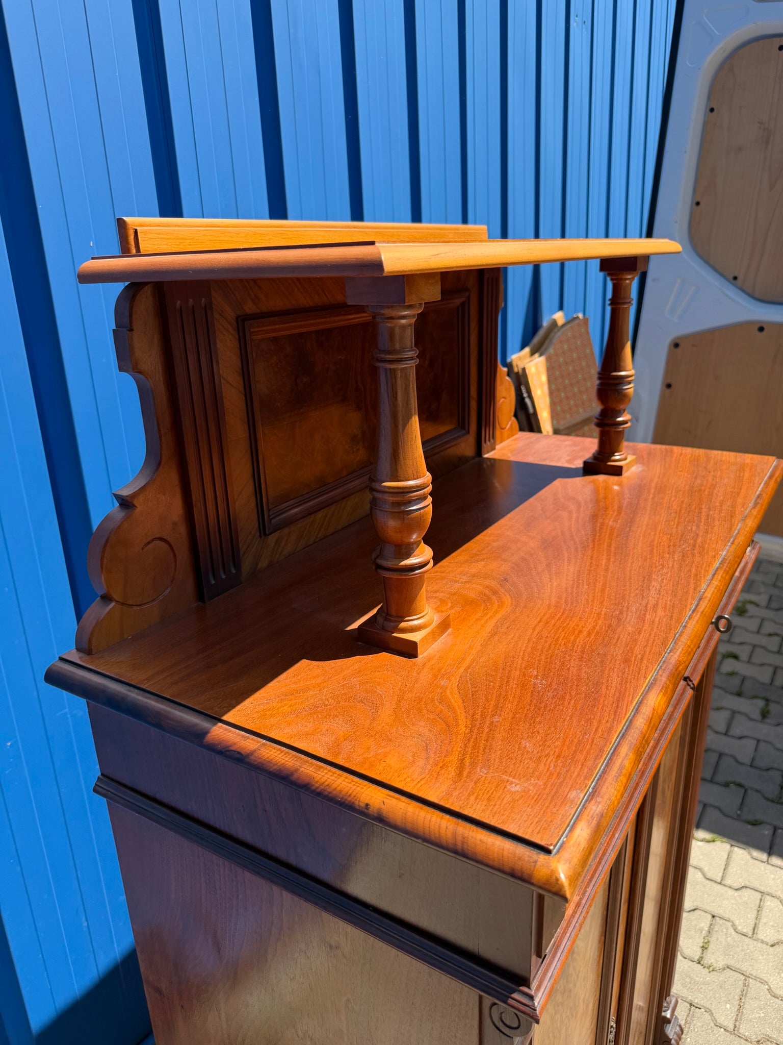 Vertiko Gründerzeit um 1890, Nussbaum und Wurzelnuss furniert, mit Etagere