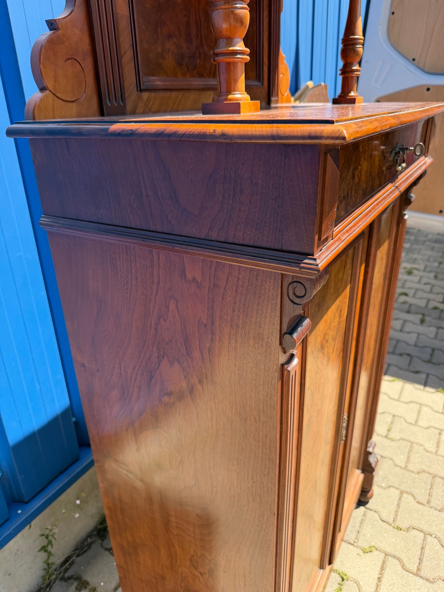 Vertiko Gründerzeit um 1890, Nussbaum und Wurzelnuss furniert, mit Etagere
