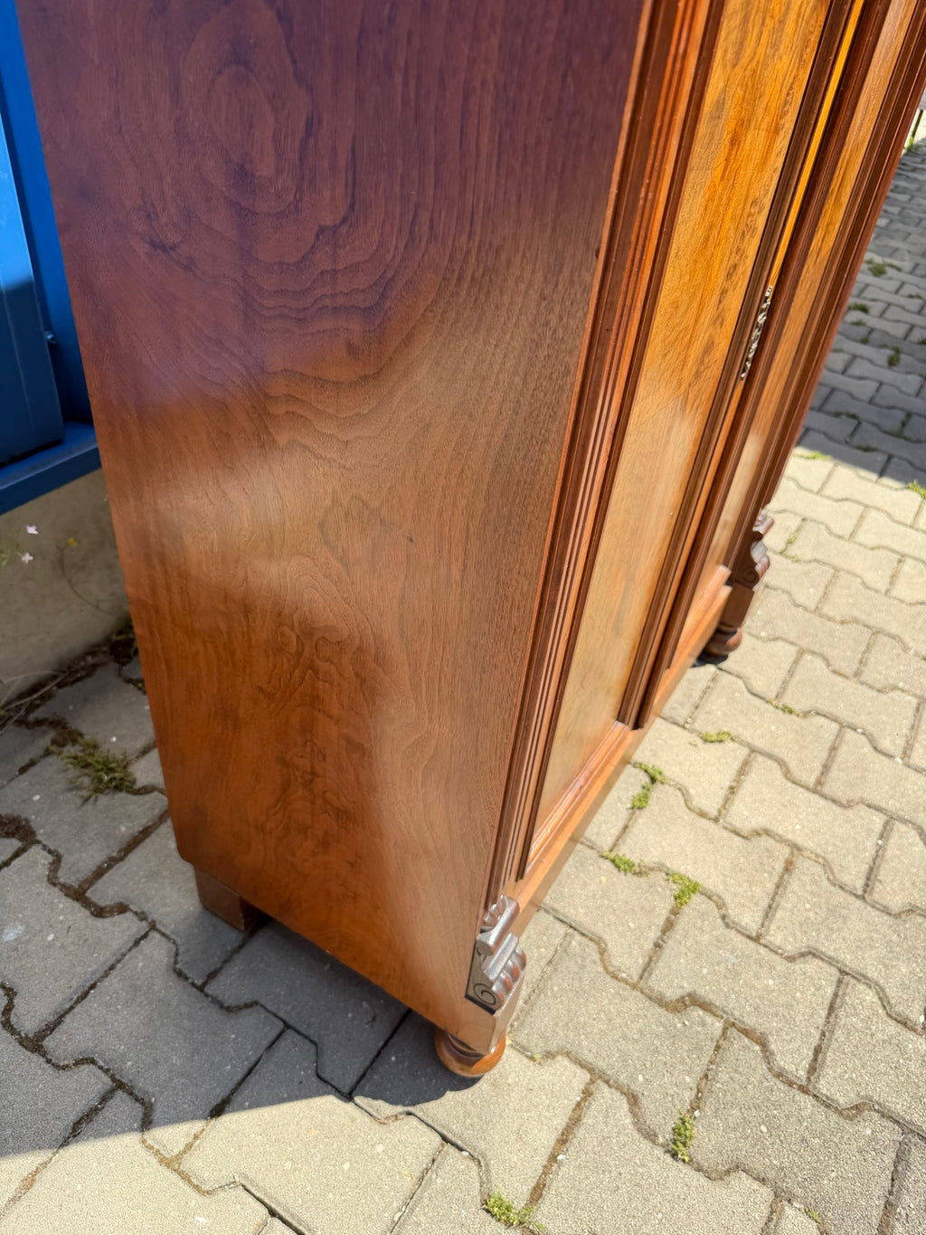 Vertiko Gründerzeit um 1890, Nussbaum und Wurzelnuss furniert, mit Etagere