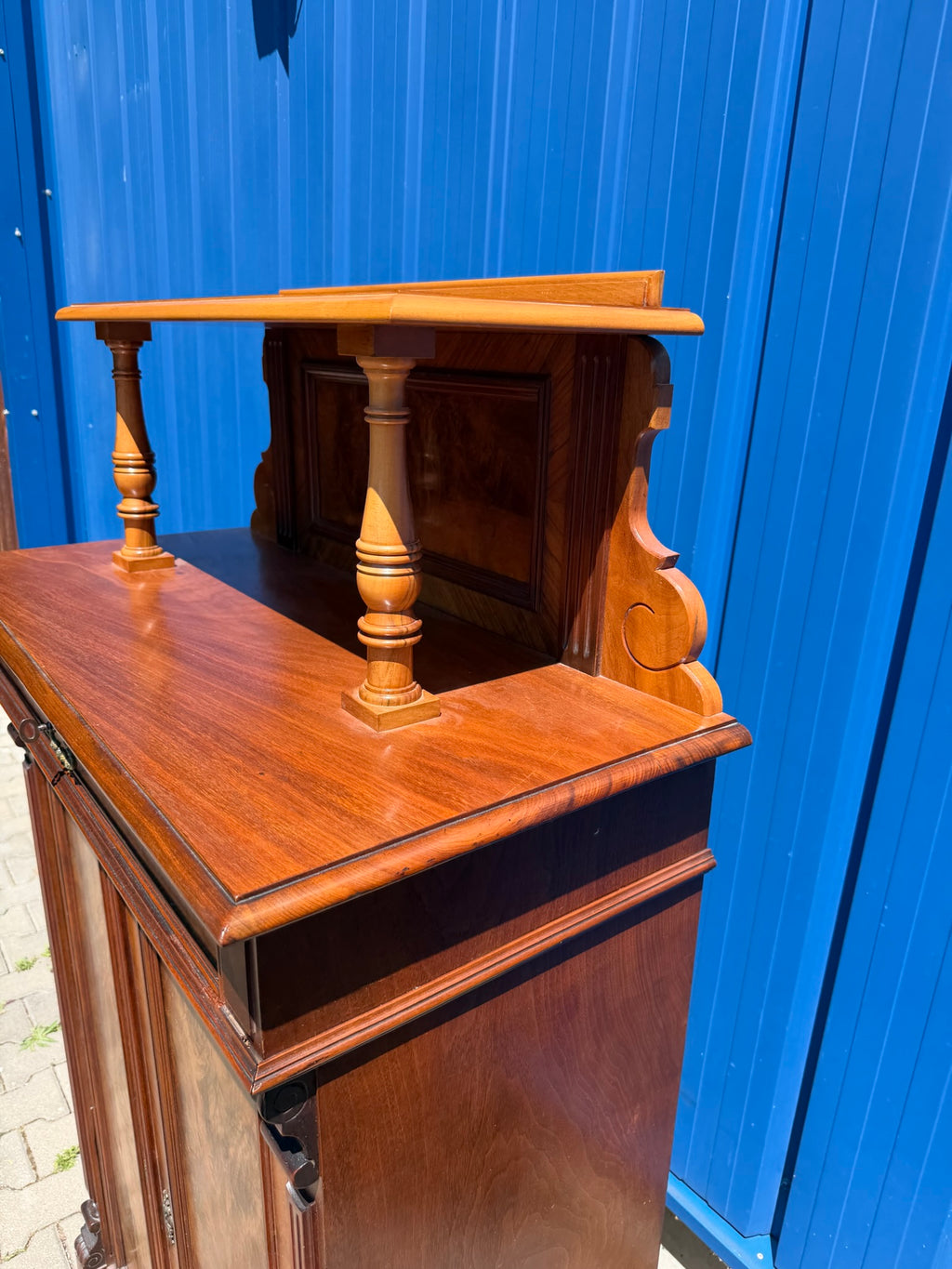 Vertiko Gründerzeit um 1890, Nussbaum und Wurzelnuss furniert, mit Etagere