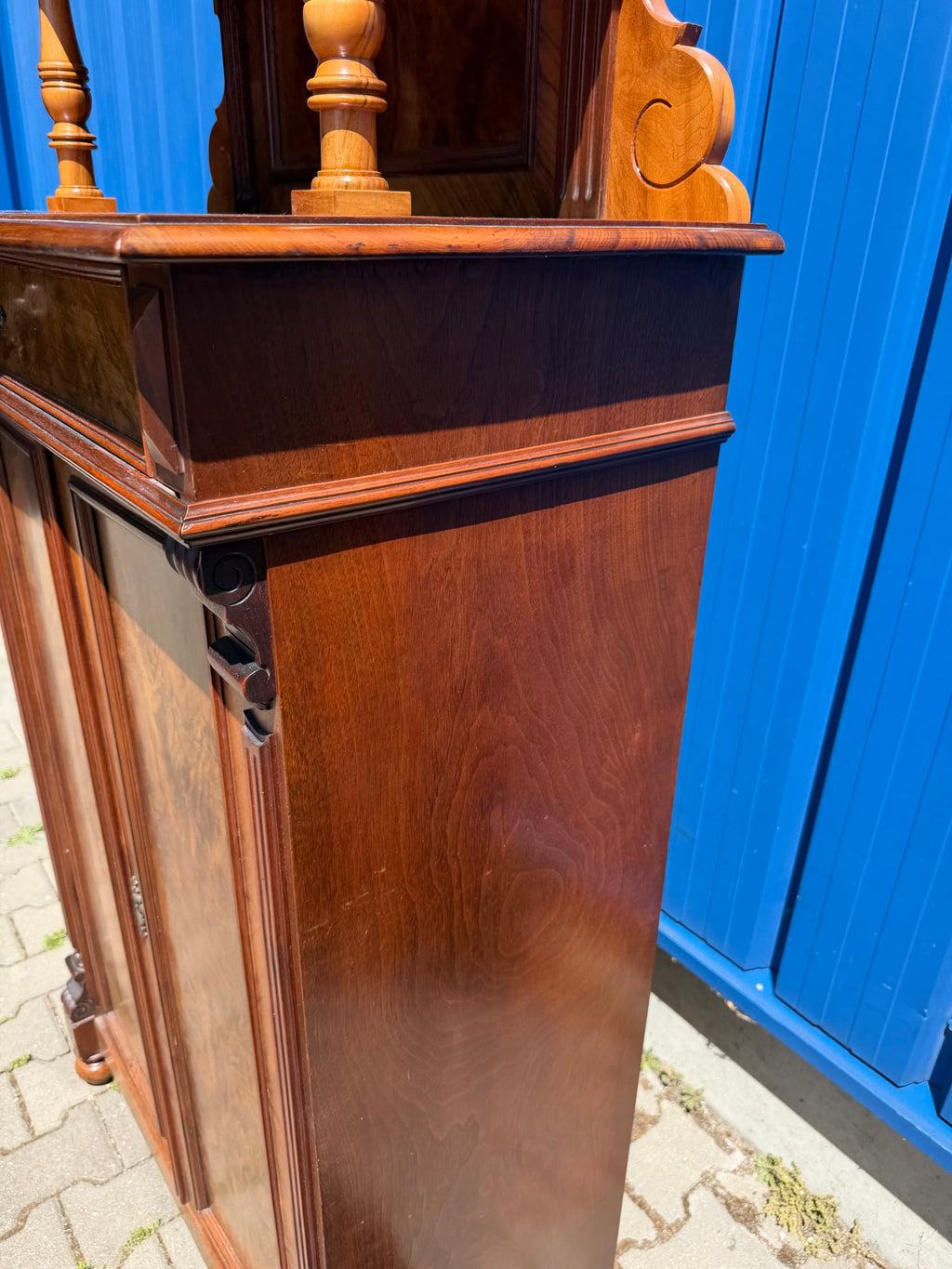 Vertiko Gründerzeit um 1890, Nussbaum und Wurzelnuss furniert, mit Etagere