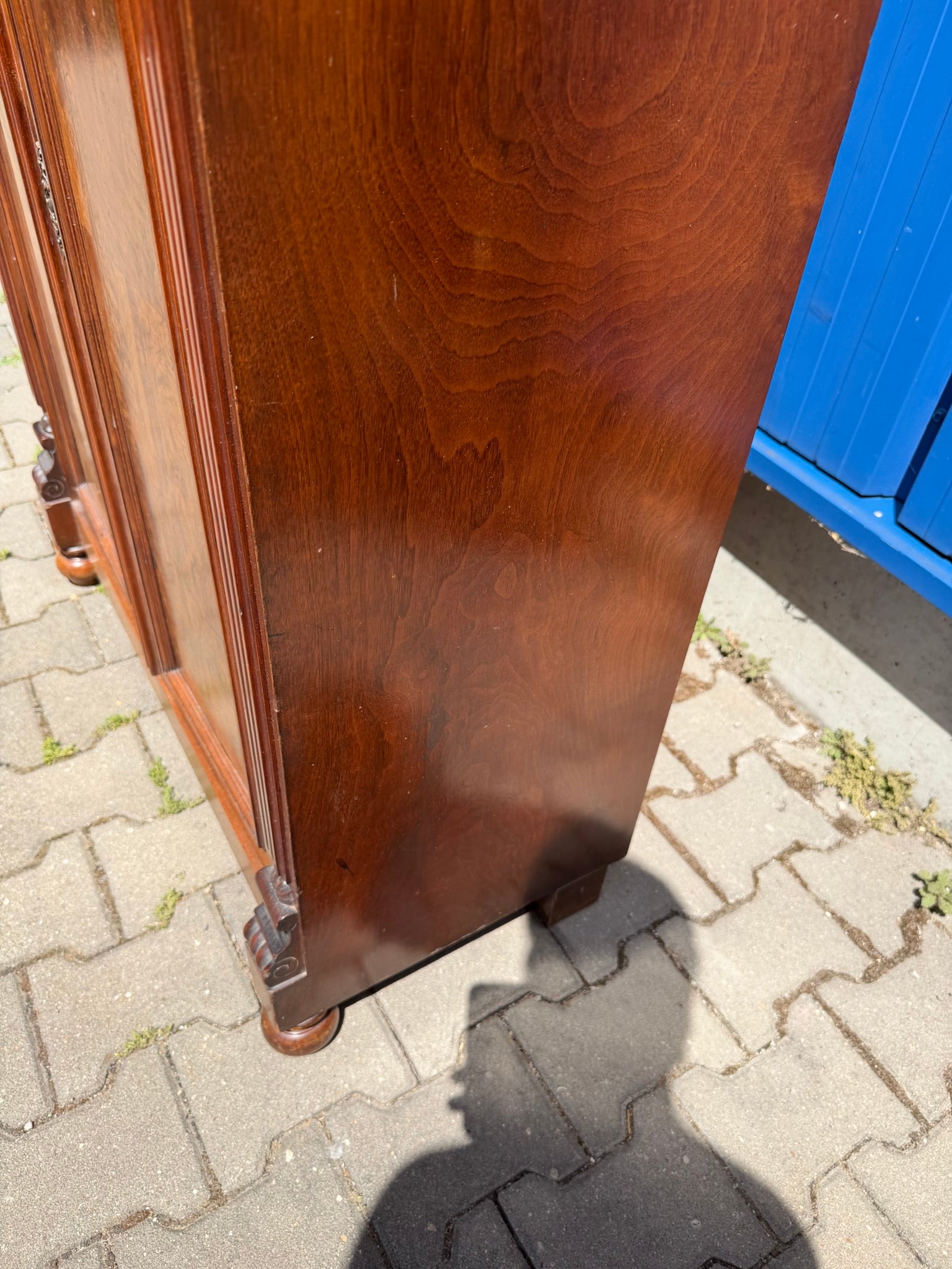 Vertiko Gründerzeit um 1890, Nussbaum und Wurzelnuss furniert, mit Etagere