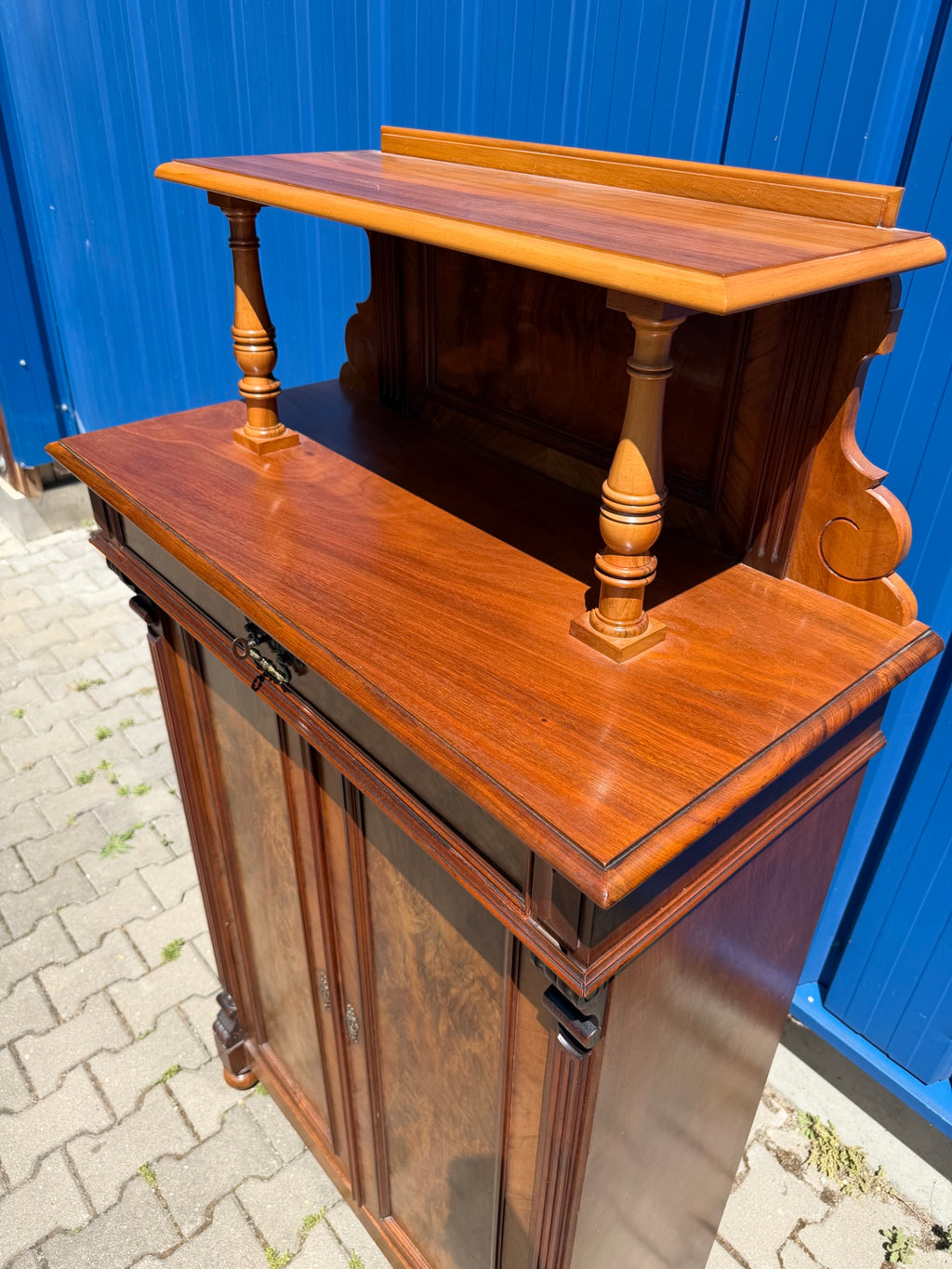 Vertiko Gründerzeit um 1890, Nussbaum und Wurzelnuss furniert, mit Etagere