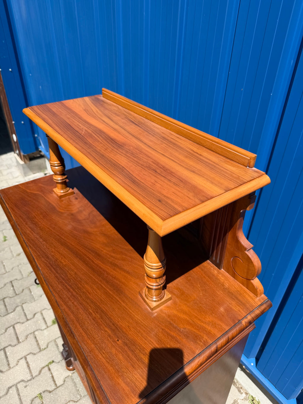 Vertiko Gründerzeit um 1890, Nussbaum und Wurzelnuss furniert, mit Etagere