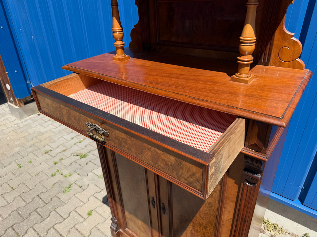 Vertiko Gründerzeit um 1890, Nussbaum und Wurzelnuss furniert, mit Etagere