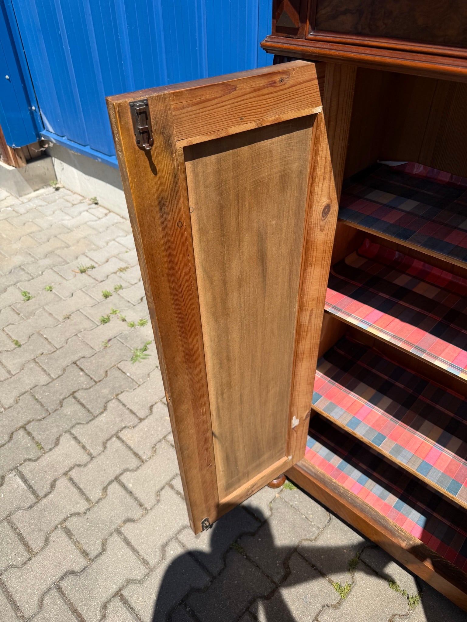 Vertiko Gründerzeit um 1890, Nussbaum und Wurzelnuss furniert, mit Etagere
